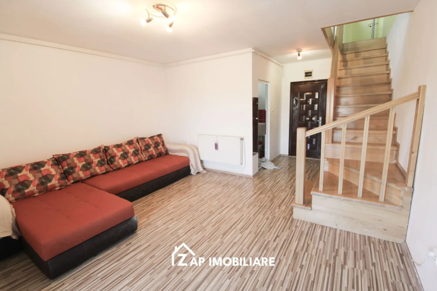 Ap 2 camere - la intrare in Sangeorgiu de Mures - Mentionati ID-ul proprietatii cand apelati: CP3148429
Contact ⓪⑦②⑥ ②②③ ⑧⑧⑥ Sebastian

Vă prezentăm un apartament deosebit, amplasat într-o zonă liniștită și aerisită din Sângeorgiu de Mureș, ideal atât pentru locuință proprie, cât și pentru investiție.

-- 70 mp utili
-- Compartimentare pe două niveluri
-- Etaj 2
-- Bloc construit în anul 2009
-- Imobil izolat termic
-- Living spațios și luminos
-- Bucătărie închisă
-- Baie
-- Balcon
-- Dormitor generos la nivelul superior
-- Aer condiționat
-- Geamuri și uși termopan
-- Parchet laminat în living și dormitor
-- Gresie și faianță în baie și bucătărie
-- Curte privată cu locuri de parcare

- Poziționare excelentă:
- acces rapid către Apollo Wellness & Băile Sărate
- foarte aproape de Spitalul Clinic Județean de Urgență
- acces facil către Spitalul Oncologic Medex
- aproape de UMFST – Universitatea de Medicină, Farmacie, Științe și Tehnologie

Poziționarea excelentă oferă acces rapid către principalele puncte de interes din zonă, fiind aproape de centre medicale, zone de relaxare și facilități educaționale. Locația liniștită și priveliștea deosebită creează un cadru perfect pentru confortul de zi cu zi.

Proprietatea reprezintă o alegere excelentă pentru locuire, dar și pentru investiție, având potențial foarte bun pentru închiriere pe termen scurt sau lung.

-- Preț: 78.000 Euro negociabil

Comision Agentie ZERO

Contact ⓪⑦②②③ ⑧⑧⑥ Sebastian