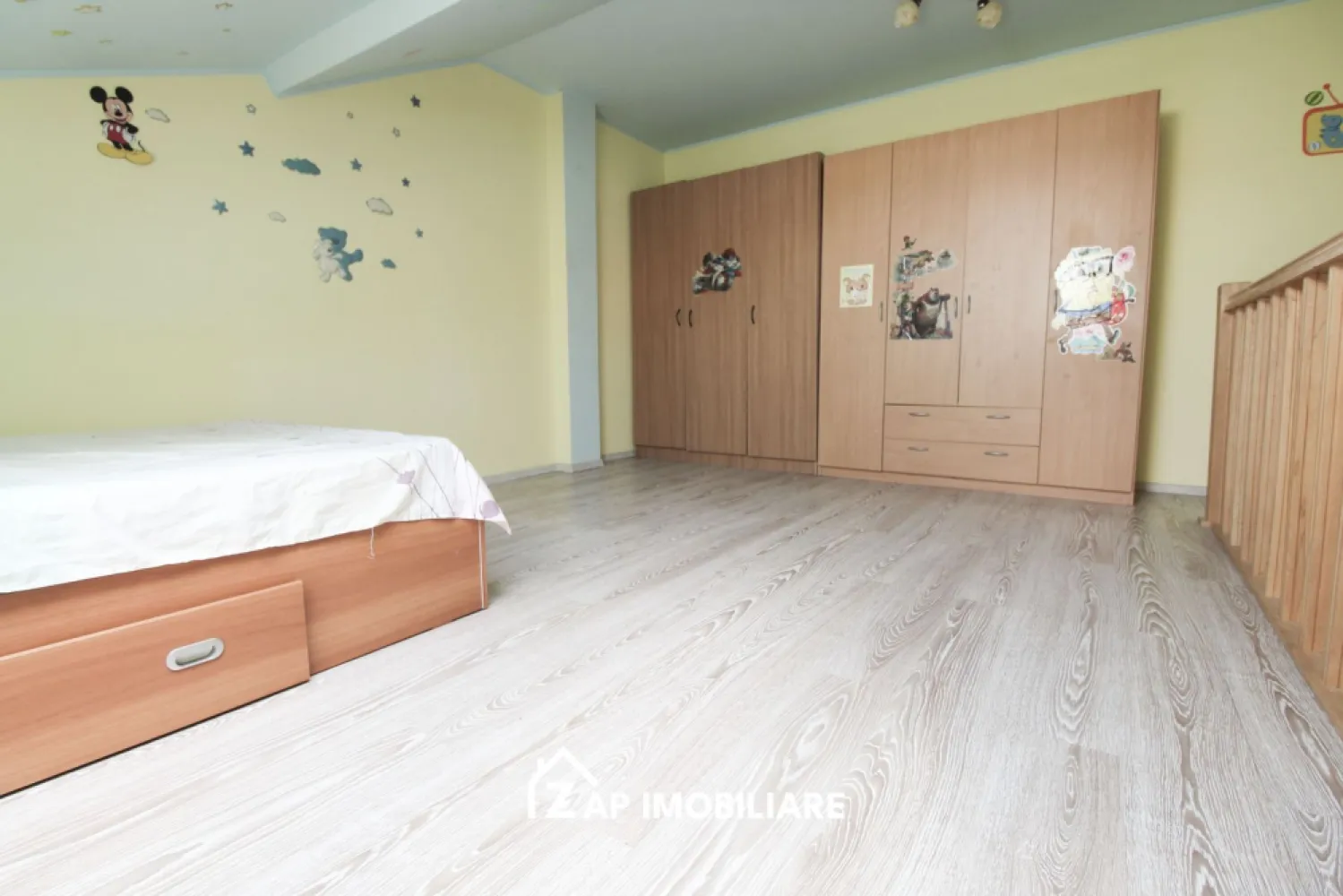 Ap 2 camere - la intrare in Sangeorgiu de Mures - Mentionati ID-ul proprietatii cand apelati: CP3148429
Contact ⓪⑦②⑥ ②②③ ⑧⑧⑥ Sebastian

Vă prezentăm un apartament deosebit, amplasat într-o zonă liniștită și aerisită din Sângeorgiu de Mureș, ideal atât pentru locuință proprie, cât și pentru investiție.

-- 70 mp utili
-- Compartimentare pe două niveluri
-- Etaj 2
-- Bloc construit în anul 2009
-- Imobil izolat termic
-- Living spațios și luminos
-- Bucătărie închisă
-- Baie
-- Balcon
-- Dormitor generos la nivelul superior
-- Aer condiționat
-- Geamuri și uși termopan
-- Parchet laminat în living și dormitor
-- Gresie și faianță în baie și bucătărie
-- Curte privată cu locuri de parcare

- Poziționare excelentă:
- acces rapid către Apollo Wellness & Băile Sărate
- foarte aproape de Spitalul Clinic Județean de Urgență
- acces facil către Spitalul Oncologic Medex
- aproape de UMFST – Universitatea de Medicină, Farmacie, Științe și Tehnologie

Poziționarea excelentă oferă acces rapid către principalele puncte de interes din zonă, fiind aproape de centre medicale, zone de relaxare și facilități educaționale. Locația liniștită și priveliștea deosebită creează un cadru perfect pentru confortul de zi cu zi.

Proprietatea reprezintă o alegere excelentă pentru locuire, dar și pentru investiție, având potențial foarte bun pentru închiriere pe termen scurt sau lung.

-- Preț: 78.000 Euro negociabil

Comision Agentie ZERO

Contact ⓪⑦②②③ ⑧⑧⑥ Sebastian
