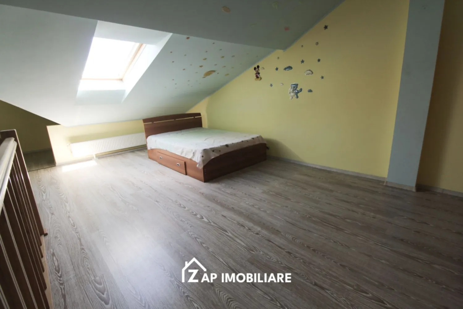 Ap 2 camere - la intrare in Sangeorgiu de Mures - Mentionati ID-ul proprietatii cand apelati: CP3148429
Contact ⓪⑦②⑥ ②②③ ⑧⑧⑥ Sebastian

Vă prezentăm un apartament deosebit, amplasat într-o zonă liniștită și aerisită din Sângeorgiu de Mureș, ideal atât pentru locuință proprie, cât și pentru investiție.

-- 70 mp utili
-- Compartimentare pe două niveluri
-- Etaj 2
-- Bloc construit în anul 2009
-- Imobil izolat termic
-- Living spațios și luminos
-- Bucătărie închisă
-- Baie
-- Balcon
-- Dormitor generos la nivelul superior
-- Aer condiționat
-- Geamuri și uși termopan
-- Parchet laminat în living și dormitor
-- Gresie și faianță în baie și bucătărie
-- Curte privată cu locuri de parcare

- Poziționare excelentă:
- acces rapid către Apollo Wellness & Băile Sărate
- foarte aproape de Spitalul Clinic Județean de Urgență
- acces facil către Spitalul Oncologic Medex
- aproape de UMFST – Universitatea de Medicină, Farmacie, Științe și Tehnologie

Poziționarea excelentă oferă acces rapid către principalele puncte de interes din zonă, fiind aproape de centre medicale, zone de relaxare și facilități educaționale. Locația liniștită și priveliștea deosebită creează un cadru perfect pentru confortul de zi cu zi.

Proprietatea reprezintă o alegere excelentă pentru locuire, dar și pentru investiție, având potențial foarte bun pentru închiriere pe termen scurt sau lung.

-- Preț: 78.000 Euro negociabil

Comision Agentie ZERO

Contact ⓪⑦②②③ ⑧⑧⑥ Sebastian