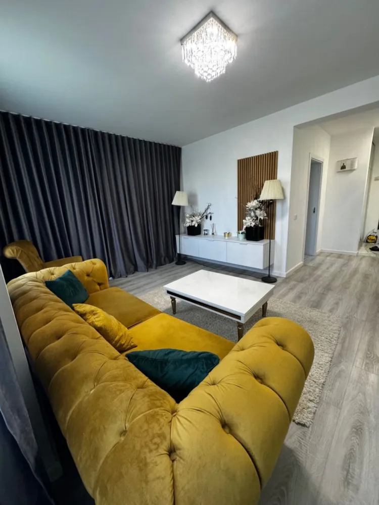 Green Residence - 2 camere complet utilat, parcare privată - Comision ZERO - Mentionati ID-ul proprietatii cand apelati: CP3155851
Contact ⓪⑦②⑥ ②②③ ⑧⑧⑥ Sebastian

Vă prezentăm spre închiriere un apartament cu 2 camere situat în complexul Green Residence, o alegere excelentă pentru cei care își doresc confort, funcționalitate și acces facil către punctele de interes ale orașului.

-- Apartament cu 2 camere situat la parter
-- Compartimentare practică: dormitor, sufragerie, hol, bucătărie, baie, cămară și terasă
-- Complet mobilat și utilat
-- Mașină de spălat rufe inclusă
-- Uscător de haine inclus
-- Parcare privată
-- Zonă liniștită și plăcută
-- Acces facil către magazine și mijloace de transport

Apartamentul este pregătit pentru mutare și oferă toate facilitățile necesare pentru un trai confortabil.

-- Preț chirie: 530 Euro/lună
-- Garanție: echivalentul unei chirii
Agentia nu percepe comision de la chirias!

Pentru detalii suplimentare și programarea unei vizionări, vă stăm la dispoziție.

Contact ⓪⑦②⑥ ②②③ ⑧⑧⑥ Sebastian
