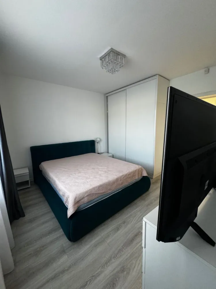 Green Residence - 2 camere complet utilat, parcare privată - Comision ZERO - Mentionati ID-ul proprietatii cand apelati: CP3155851
Contact ⓪⑦②⑥ ②②③ ⑧⑧⑥ Sebastian

Vă prezentăm spre închiriere un apartament cu 2 camere situat în complexul Green Residence, o alegere excelentă pentru cei care își doresc confort, funcționalitate și acces facil către punctele de interes ale orașului.

-- Apartament cu 2 camere situat la parter
-- Compartimentare practică: dormitor, sufragerie, hol, bucătărie, baie, cămară și terasă
-- Complet mobilat și utilat
-- Mașină de spălat rufe inclusă
-- Uscător de haine inclus
-- Parcare privată
-- Zonă liniștită și plăcută
-- Acces facil către magazine și mijloace de transport

Apartamentul este pregătit pentru mutare și oferă toate facilitățile necesare pentru un trai confortabil.

-- Preț chirie: 530 Euro/lună
-- Garanție: echivalentul unei chirii
Agentia nu percepe comision de la chirias!

Pentru detalii suplimentare și programarea unei vizionări, vă stăm la dispoziție.

Contact ⓪⑦②⑥ ②②③ ⑧⑧⑥ Sebastian