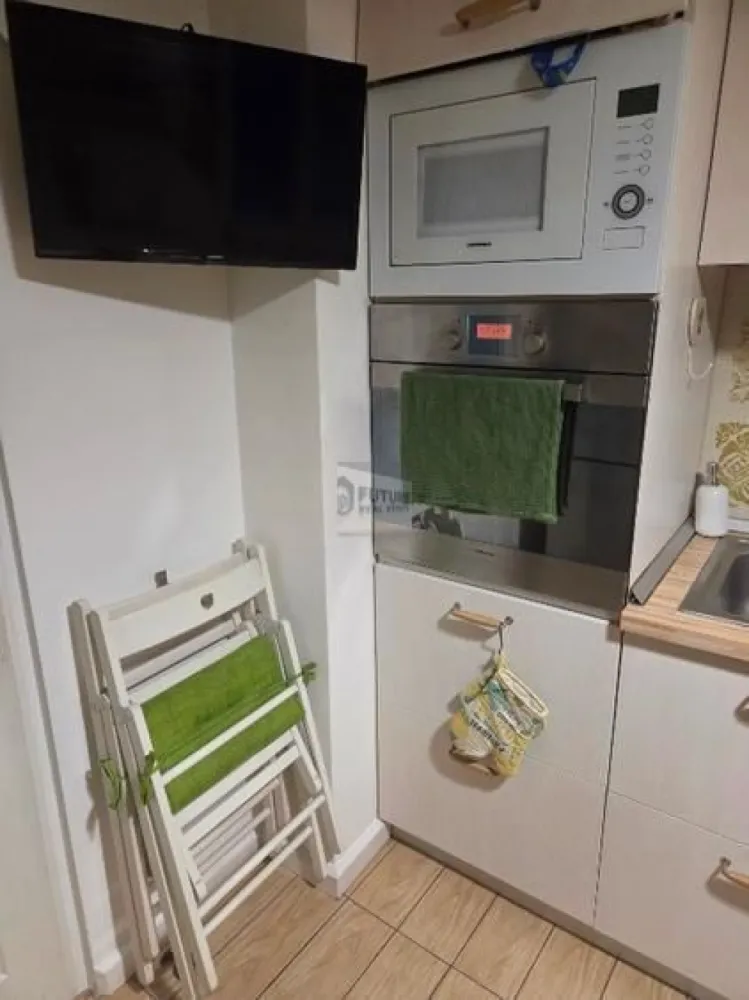 Apartament 3 camere si loc de parcare, statia de metrou Aparatorii Patriei - Vă propunem spre închiriere un apartament spațios și bine compartimentat, situat în zona Apărătorii Patriei, într-o locație liniștită, în spatele Universității Spiru Haret, la doar 300 m de stația de metrou Apărătorii Patriei. Apartamentul este amplasat la etajul 8 din 8 al unui imobil construit în 1987, reabilitat complet în 2024, beneficiind de termo și hidroizolație a terasei, panouri solare și lift nou. Cu o suprafață utilă de 67,60 mp, locuința este compartimentată eficient și funcțional, oferind: living luminos și modern dormitor matrimonial confortabil dormitor secundar bucătărie complet utilată baie principală cu cadă grup sanitar de serviciu balcon loc de parcare inclus multiple spații de depozitare Apartamentul este ideal pentru o familie sau pentru persoane care își doresc confort, acces rapid la mijloace de transport și facilități moderne, într-o zonă bine conectată a orașului. }}