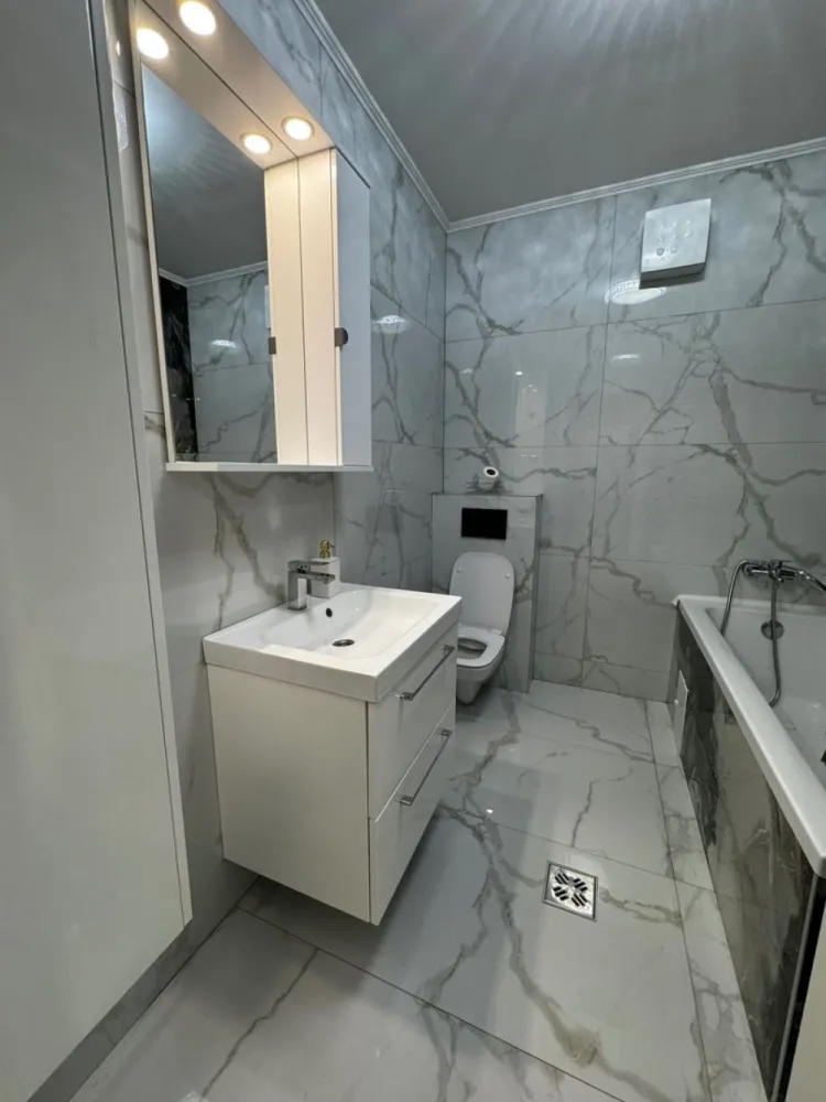 Green Residence - 2 camere complet utilat, parcare privată - Comision ZERO - Mentionati ID-ul proprietatii cand apelati: CP3155851
Contact ⓪⑦②⑥ ②②③ ⑧⑧⑥ Sebastian

Vă prezentăm spre închiriere un apartament cu 2 camere situat în complexul Green Residence, o alegere excelentă pentru cei care își doresc confort, funcționalitate și acces facil către punctele de interes ale orașului.

-- Apartament cu 2 camere situat la parter
-- Compartimentare practică: dormitor, sufragerie, hol, bucătărie, baie, cămară și terasă
-- Complet mobilat și utilat
-- Mașină de spălat rufe inclusă
-- Uscător de haine inclus
-- Parcare privată
-- Zonă liniștită și plăcută
-- Acces facil către magazine și mijloace de transport

Apartamentul este pregătit pentru mutare și oferă toate facilitățile necesare pentru un trai confortabil.

-- Preț chirie: 530 Euro/lună
-- Garanție: echivalentul unei chirii
Agentia nu percepe comision de la chirias!

Pentru detalii suplimentare și programarea unei vizionări, vă stăm la dispoziție.

Contact ⓪⑦②⑥ ②②③ ⑧⑧⑥ Sebastian