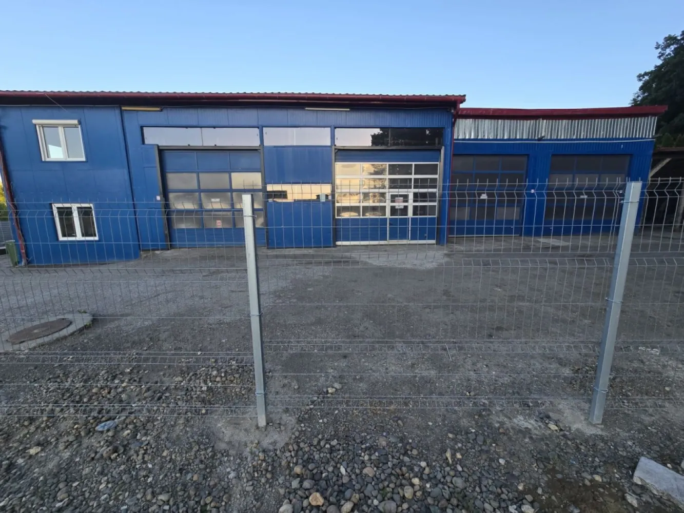 Spatiu comercial 360 mp, teren 1000 mp.4 boxe cu elevator - De închiriat spatiu comrcial in Corunca cu deschidere la E60,cu 4 locuri pentru service auto cu elevator, innaltime 4.5 m.+birouri 2 băi, 1 sală de asteptare, 1 magazie. suprafața utila de 360 mp , teren 1000 mp cu deschidere la E60 oferit de Zap Imobiliare
Detalii:
-clădirea se închiriază la prețul de 2.500 euro . nu se plateste tva
Contact 0774048706 Bogdan
- posibilitate teren extra 2500 mp pentru parcare la pretul de 450 euro
Comisionul perceput este de 50% din valoarea primei chirii.Și se percepe o singură dată!
Acest anunț nu corespunde cerințelor tale? Sună la numărul afișat în anunț și unul dintre agenții noștri te va ajuta cu alte oferte personalizate în funcție de cerințele tale.