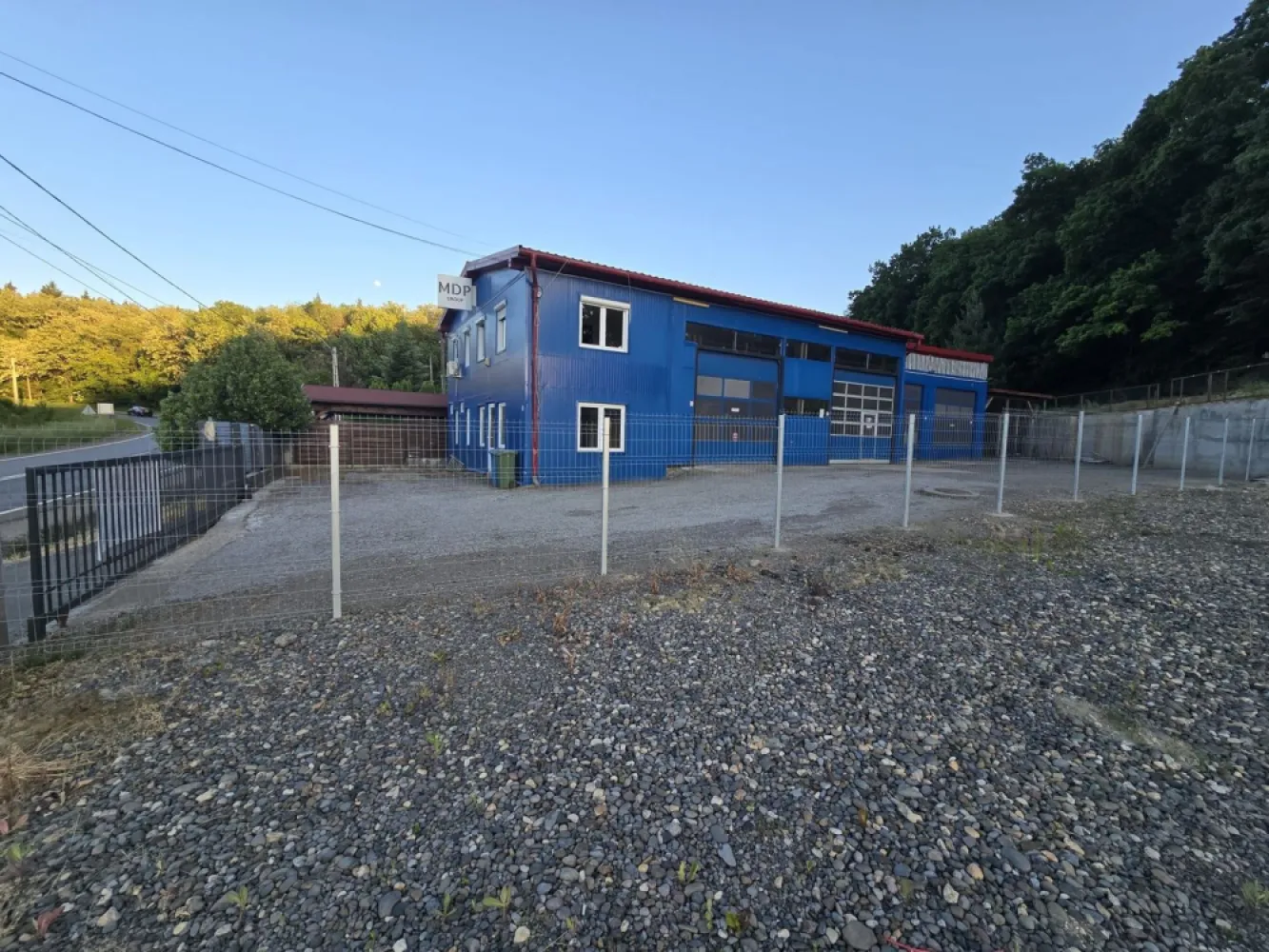 Spatiu comercial 360 mp, teren 1000 mp.4 boxe cu elevator - De închiriat spatiu comrcial in Corunca cu deschidere la E60,cu 4 locuri pentru service auto cu elevator, innaltime 4.5 m.+birouri 2 băi, 1 sală de asteptare, 1 magazie. suprafața utila de 360 mp , teren 1000 mp cu deschidere la E60 oferit de Zap Imobiliare
Detalii:
-clădirea se închiriază la prețul de 2.500 euro . nu se plateste tva
Contact 0774048706 Bogdan
- posibilitate teren extra 2500 mp pentru parcare la pretul de 450 euro
Comisionul perceput este de 50% din valoarea primei chirii.Și se percepe o singură dată!
Acest anunț nu corespunde cerințelor tale? Sună la numărul afișat în anunț și unul dintre agenții noștri te va ajuta cu alte oferte personalizate în funcție de cerințele tale.
