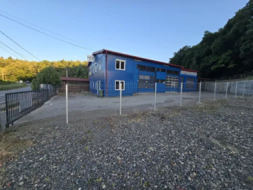 Spatiu comercial 360 mp, teren 1000 mp.4 boxe cu elevator