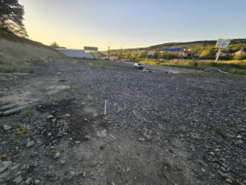 Teren 2500 mp cu deschidere de 65 m la E 60