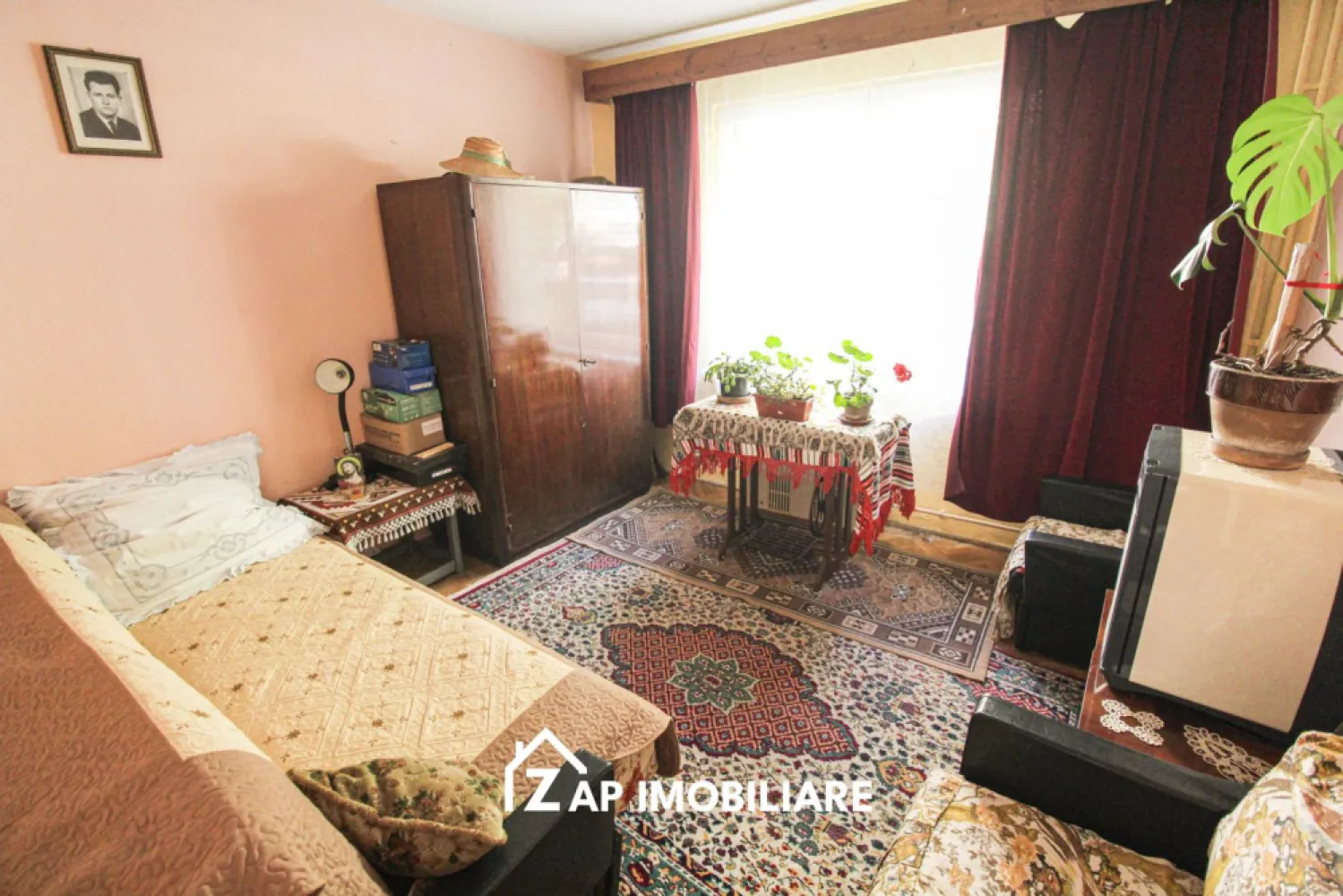 7 noiembrie - Ap 3 camere - 2 bai - Pet Friendly - Muncitori etc - Mentionati ID-ul proprietatii cand apelati: 
Contact ⓪⑦②⑥ ②②③ ⑧⑧⑥ Sebastian
De închiriat apartament 3 camere decomandat confort 1 - , situat in 7 noiembrie - Strada Avram Iancu , suprafață utilă de 68 mp, situat la parter din 4 oferit de Zap Imobiliare.
Detalii: 
- 3 camere, 1 bucătărie, 2 bai, nu are balcon, 
- incalzirea este prin convector pe gaz iar apa calda cu boiler electric , , geamuri termopan, 
- masina de spalat rufe, frigider.

Proprietatea se află într-o zonă cu un confort deosebit, datorită amplasării în imediata apropiere a tot ceea ce înseamnă viață modernă, și anume: mijloace de transport în comun, magazine, unități de învățământ de toate gradele, piață, parc, bănci, farmacii, s.a.
Locuința se închiriază mobilată și utilată la prețul de 400 Euro negociabil. 
Comisionul perceput este de 50% din valoarea primei chirii si se plateste o singura data in momentul semnarii contractului de inchiriere.
Contact ⓪⑦②⑥ ②②③ ⑧⑧⑥ Sebastian 
Acest anunț nu corespunde cerințelor tale? Sună la numărul afișat în anunț și unul dintre agenții noștri te va ajuta cu alte oferte personalizate în funcție de cerințele tale