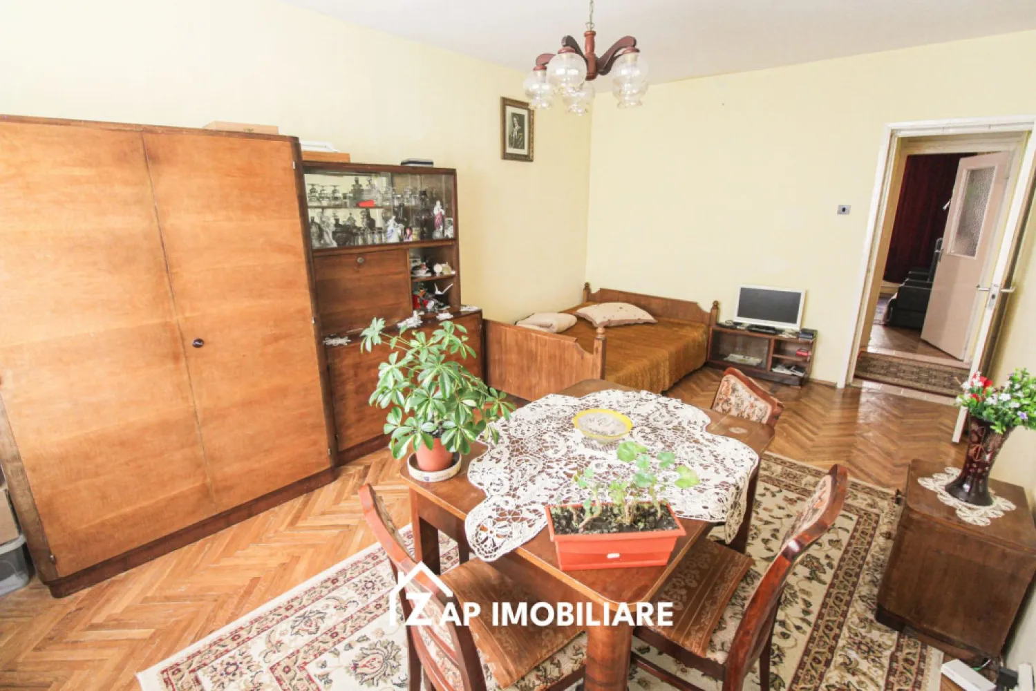 7 noiembrie - Ap 3 camere - 2 bai - Pet Friendly - Muncitori etc - Mentionati ID-ul proprietatii cand apelati: 
Contact ⓪⑦②⑥ ②②③ ⑧⑧⑥ Sebastian
De închiriat apartament 3 camere decomandat confort 1 - , situat in 7 noiembrie - Strada Avram Iancu , suprafață utilă de 68 mp, situat la parter din 4 oferit de Zap Imobiliare.
Detalii: 
- 3 camere, 1 bucătărie, 2 bai, nu are balcon, 
- incalzirea este prin convector pe gaz iar apa calda cu boiler electric , , geamuri termopan, 
- masina de spalat rufe, frigider.

Proprietatea se află într-o zonă cu un confort deosebit, datorită amplasării în imediata apropiere a tot ceea ce înseamnă viață modernă, și anume: mijloace de transport în comun, magazine, unități de învățământ de toate gradele, piață, parc, bănci, farmacii, s.a.
Locuința se închiriază mobilată și utilată la prețul de 400 Euro negociabil. 
Comisionul perceput este de 50% din valoarea primei chirii si se plateste o singura data in momentul semnarii contractului de inchiriere.
Contact ⓪⑦②⑥ ②②③ ⑧⑧⑥ Sebastian 
Acest anunț nu corespunde cerințelor tale? Sună la numărul afișat în anunț și unul dintre agenții noștri te va ajuta cu alte oferte personalizate în funcție de cerințele tale