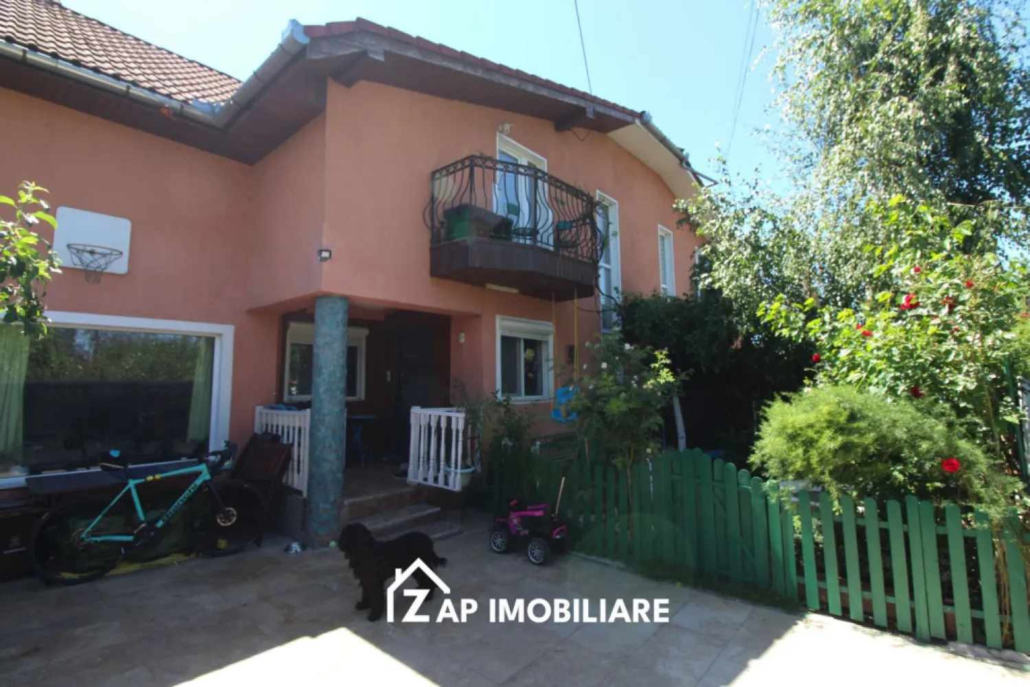 Casă 5 camere - P+M - Sangeorgiu de Mures - Zona Nordului - Mentionati ID-ul proprietatii cand apelati: CP3122666
Contact ⓪⑦②⑥ ②②③ ⑧⑧⑥ Sebastian

Casă modernă P+M cu garaj și terasă, Sângeorgiu de Mureș

Zap Imobiliare vă prezintă o casa tip duplex situată în Sângeorgiu de Mureș, pe Strada Nordului, într-o zonă liniștită și apreciată pentru accesul rapid către oraș si Spital

Imobilul este construit din cărămidă, pe fundație de beton, cu acoperiș din țiglă, având regim de înălțime P+M și o compartimentare practică, ideală pentru o familie.

-- Suprafață utilă: 107,62 mp
-- Suprafață construită desfășurată: 140,15 mp
-- Suprafață construită la sol: 70,07 mp
-- Suprafață teren: 172 mp
-- An proiect: 2006
-- Regim de înălțime: P+M

Compartimentare:

Parter:
-- Living spațios
-- Bucătărie
-- Baie
-- Antreu
-- Dormitor
-- Terasă

Mansardă:
-- 3 dormitoare
-- Baie
-- Hol
-- Garderobă
-- Balcon

Imobilul oferă un spațiu bine compartimentat și funcțional, potrivit pentru locuire permanentă sau investiție.

Comision Agentie ZERO
Pretul de vanzare este de 179000 Euro Negociabil

Contact ⓪⑦②⑥ ②②③ ⑧⑧⑥ Sebastian