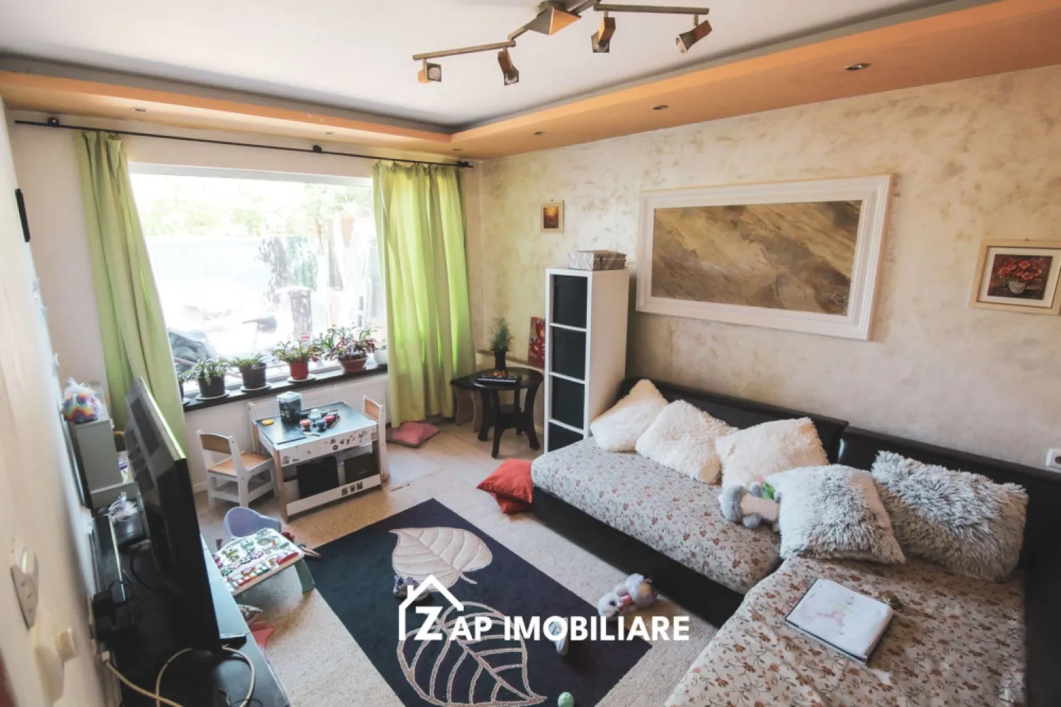 Casă 5 camere - P+M - Sangeorgiu de Mures - Zona Nordului - Mentionati ID-ul proprietatii cand apelati: CP3122666
Contact ⓪⑦②⑥ ②②③ ⑧⑧⑥ Sebastian

Casă modernă P+M cu garaj și terasă, Sângeorgiu de Mureș

Zap Imobiliare vă prezintă o casa tip duplex situată în Sângeorgiu de Mureș, pe Strada Nordului, într-o zonă liniștită și apreciată pentru accesul rapid către oraș si Spital

Imobilul este construit din cărămidă, pe fundație de beton, cu acoperiș din țiglă, având regim de înălțime P+M și o compartimentare practică, ideală pentru o familie.

-- Suprafață utilă: 107,62 mp
-- Suprafață construită desfășurată: 140,15 mp
-- Suprafață construită la sol: 70,07 mp
-- Suprafață teren: 172 mp
-- An proiect: 2006
-- Regim de înălțime: P+M

Compartimentare:

Parter:
-- Living spațios
-- Bucătărie
-- Baie
-- Antreu
-- Dormitor
-- Terasă

Mansardă:
-- 3 dormitoare
-- Baie
-- Hol
-- Garderobă
-- Balcon

Imobilul oferă un spațiu bine compartimentat și funcțional, potrivit pentru locuire permanentă sau investiție.

Comision Agentie ZERO
Pretul de vanzare este de 179000 Euro Negociabil

Contact ⓪⑦②⑥ ②②③ ⑧⑧⑥ Sebastian