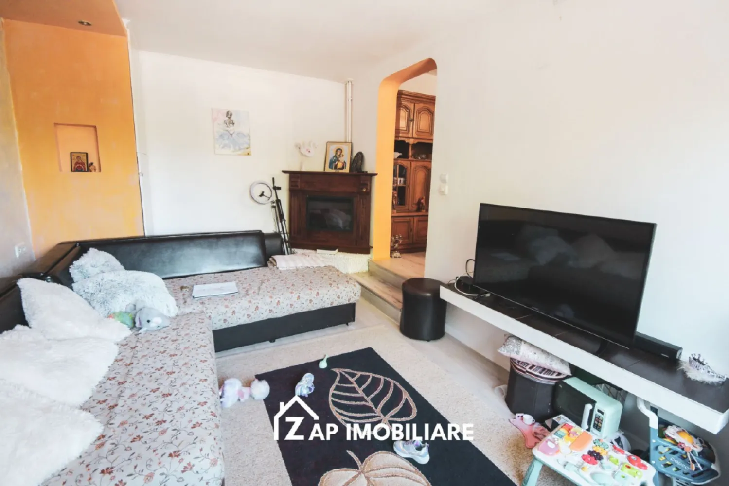 Casă 5 camere - P+M - Sangeorgiu de Mures - Zona Nordului - Mentionati ID-ul proprietatii cand apelati: CP3122666
Contact ⓪⑦②⑥ ②②③ ⑧⑧⑥ Sebastian

Casă modernă P+M cu garaj și terasă, Sângeorgiu de Mureș

Zap Imobiliare vă prezintă o casa tip duplex situată în Sângeorgiu de Mureș, pe Strada Nordului, într-o zonă liniștită și apreciată pentru accesul rapid către oraș si Spital

Imobilul este construit din cărămidă, pe fundație de beton, cu acoperiș din țiglă, având regim de înălțime P+M și o compartimentare practică, ideală pentru o familie.

-- Suprafață utilă: 107,62 mp
-- Suprafață construită desfășurată: 140,15 mp
-- Suprafață construită la sol: 70,07 mp
-- Suprafață teren: 172 mp
-- An proiect: 2006
-- Regim de înălțime: P+M

Compartimentare:

Parter:
-- Living spațios
-- Bucătărie
-- Baie
-- Antreu
-- Dormitor
-- Terasă

Mansardă:
-- 3 dormitoare
-- Baie
-- Hol
-- Garderobă
-- Balcon

Imobilul oferă un spațiu bine compartimentat și funcțional, potrivit pentru locuire permanentă sau investiție.

Comision Agentie ZERO
Pretul de vanzare este de 179000 Euro Negociabil

Contact ⓪⑦②⑥ ②②③ ⑧⑧⑥ Sebastian
