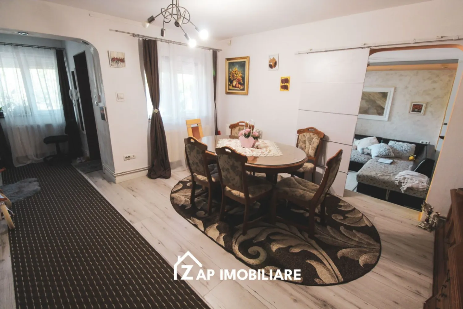 Casă 5 camere - P+M - Sangeorgiu de Mures - Zona Nordului - Mentionati ID-ul proprietatii cand apelati: CP3122666
Contact ⓪⑦②⑥ ②②③ ⑧⑧⑥ Sebastian

Casă modernă P+M cu garaj și terasă, Sângeorgiu de Mureș

Zap Imobiliare vă prezintă o casa tip duplex situată în Sângeorgiu de Mureș, pe Strada Nordului, într-o zonă liniștită și apreciată pentru accesul rapid către oraș si Spital

Imobilul este construit din cărămidă, pe fundație de beton, cu acoperiș din țiglă, având regim de înălțime P+M și o compartimentare practică, ideală pentru o familie.

-- Suprafață utilă: 107,62 mp
-- Suprafață construită desfășurată: 140,15 mp
-- Suprafață construită la sol: 70,07 mp
-- Suprafață teren: 172 mp
-- An proiect: 2006
-- Regim de înălțime: P+M

Compartimentare:

Parter:
-- Living spațios
-- Bucătărie
-- Baie
-- Antreu
-- Dormitor
-- Terasă

Mansardă:
-- 3 dormitoare
-- Baie
-- Hol
-- Garderobă
-- Balcon

Imobilul oferă un spațiu bine compartimentat și funcțional, potrivit pentru locuire permanentă sau investiție.

Comision Agentie ZERO
Pretul de vanzare este de 179000 Euro Negociabil

Contact ⓪⑦②⑥ ②②③ ⑧⑧⑥ Sebastian
