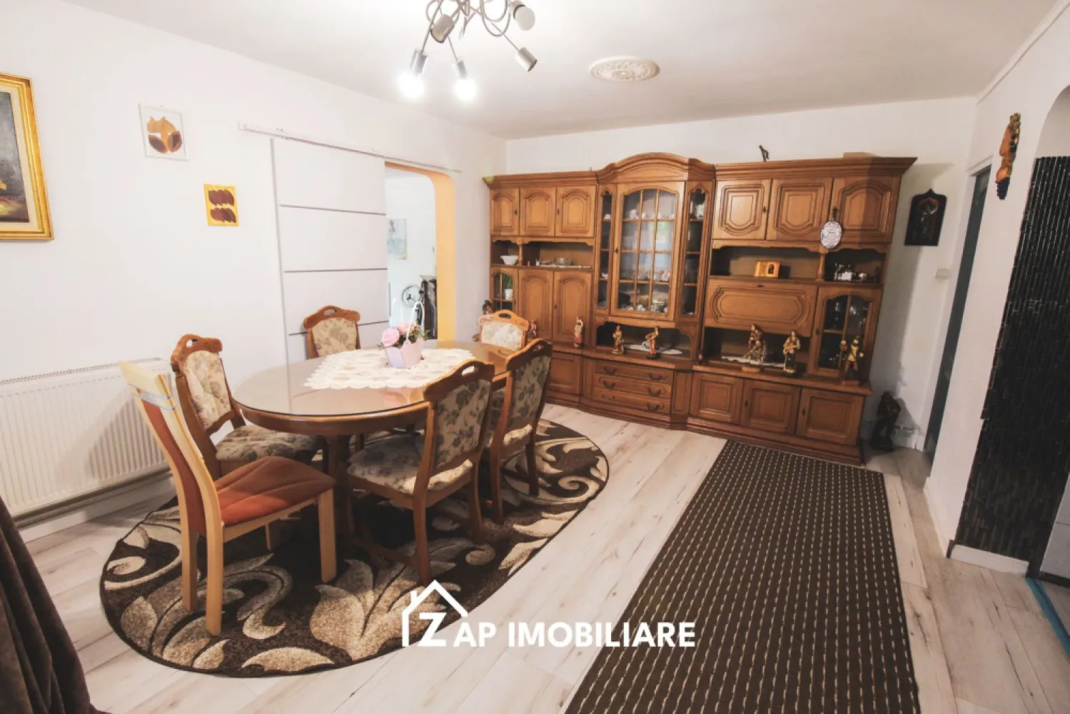 Casă 5 camere - P+M - Sangeorgiu de Mures - Zona Nordului - Mentionati ID-ul proprietatii cand apelati: CP3122666
Contact ⓪⑦②⑥ ②②③ ⑧⑧⑥ Sebastian

Casă modernă P+M cu garaj și terasă, Sângeorgiu de Mureș

Zap Imobiliare vă prezintă o casa tip duplex situată în Sângeorgiu de Mureș, pe Strada Nordului, într-o zonă liniștită și apreciată pentru accesul rapid către oraș si Spital

Imobilul este construit din cărămidă, pe fundație de beton, cu acoperiș din țiglă, având regim de înălțime P+M și o compartimentare practică, ideală pentru o familie.

-- Suprafață utilă: 107,62 mp
-- Suprafață construită desfășurată: 140,15 mp
-- Suprafață construită la sol: 70,07 mp
-- Suprafață teren: 172 mp
-- An proiect: 2006
-- Regim de înălțime: P+M

Compartimentare:

Parter:
-- Living spațios
-- Bucătărie
-- Baie
-- Antreu
-- Dormitor
-- Terasă

Mansardă:
-- 3 dormitoare
-- Baie
-- Hol
-- Garderobă
-- Balcon

Imobilul oferă un spațiu bine compartimentat și funcțional, potrivit pentru locuire permanentă sau investiție.

Comision Agentie ZERO
Pretul de vanzare este de 179000 Euro Negociabil

Contact ⓪⑦②⑥ ②②③ ⑧⑧⑥ Sebastian