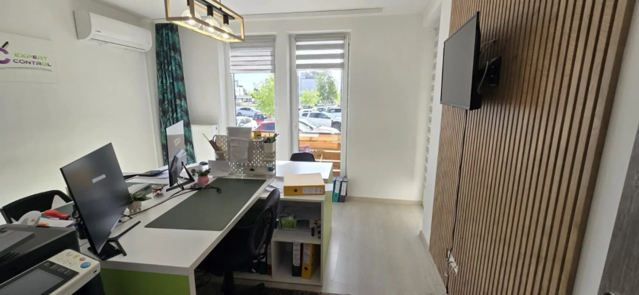 Ama Residence Unirii - Ap 2 camere modern cu parcare, - Mentionati ID-ul proprietatii cand apelati: Contact ⓪⑦②⑥ ②②③ ⑧⑧⑥ Sebastian

Va oferim spre vanzare un apartament modern amenajat, situat in Complexul Ama Residence din cartierul Unirii, o zona linistita si foarte aproape de podul peste Mures.

Apartamentul este situat la parterul unui bloc nou construit in anul 2019 si are o suprafata utila de 56 mp.

Compartimentare:
-- Living cu acces la balcon
-- Dormitor cu acces la balcon
-- Bucatarie separata
-- Baie
-- Hol

Apartamentul se vinde mobilat si utilat, mai putin frigiderul. Acesta a functionat ca birou, beneficiind de multiple spatii de depozitare, inclusiv dulap mare pe hol si dressing pe tot peretele in living.

Dotari si beneficii:
-- Bloc nou in complex rezidential modern
-- Loc de parcare exterior inclus in pret
-- Centrala termica proprie
-- Geamuri termopan
-- Izolatie exterioara
-- Costuri reduse de intretinere
-- Supraveghere video
-- Gazon si spatii de relaxare
-- Strazi asfaltate si iluminat stradal
-- Acces facil la mijloace de transport

Pret: 115.000 Euro negociabil

Comision Agentie ZERO

Contact ⓪⑦②⑥ ②②③ ⑧⑧⑥ Sebastian
