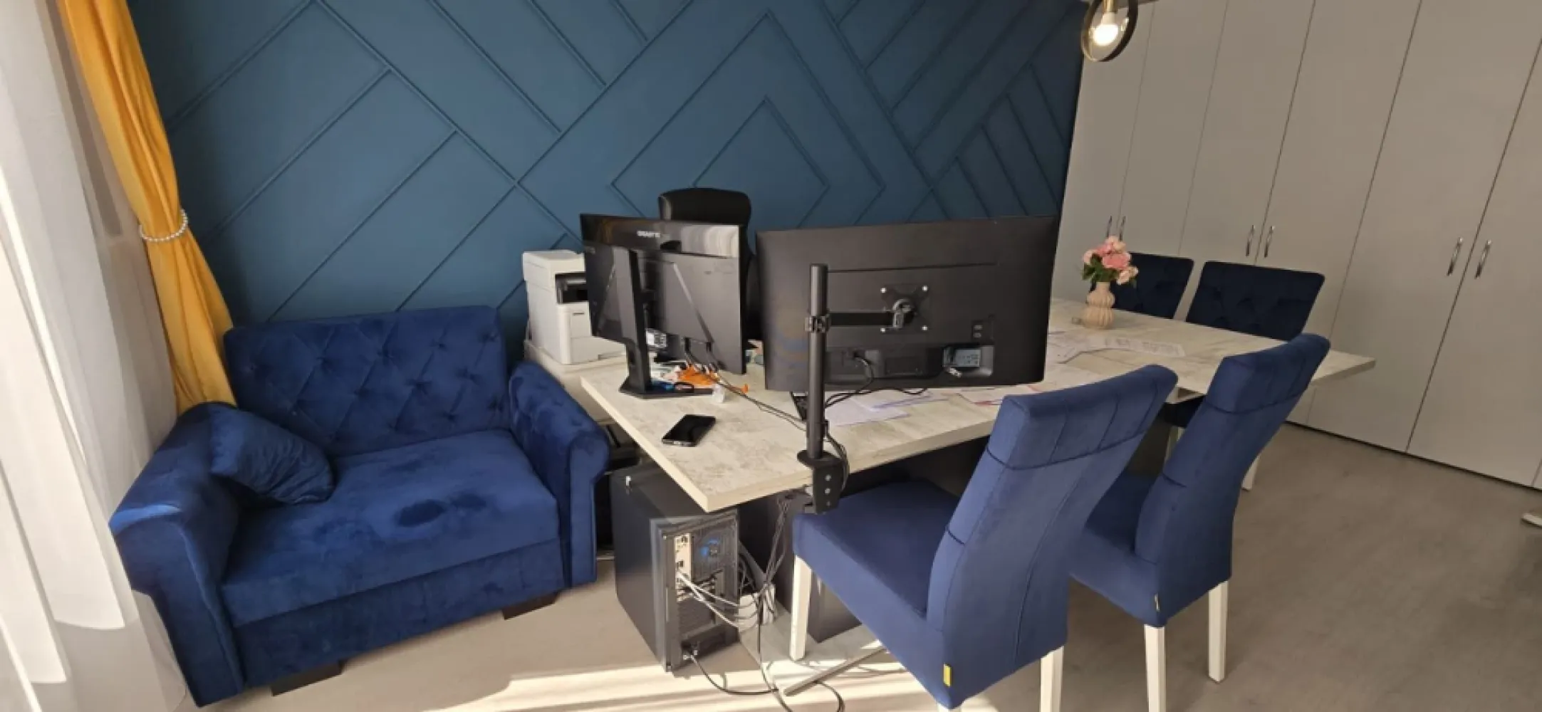 Ama Residence Unirii - Ap 2 camere modern cu parcare, - Mentionati ID-ul proprietatii cand apelati: Contact ⓪⑦②⑥ ②②③ ⑧⑧⑥ Sebastian

Va oferim spre vanzare un apartament modern amenajat, situat in Complexul Ama Residence din cartierul Unirii, o zona linistita si foarte aproape de podul peste Mures.

Apartamentul este situat la parterul unui bloc nou construit in anul 2019 si are o suprafata utila de 56 mp.

Compartimentare:
-- Living cu acces la balcon
-- Dormitor cu acces la balcon
-- Bucatarie separata
-- Baie
-- Hol

Apartamentul se vinde mobilat si utilat, mai putin frigiderul. Acesta a functionat ca birou, beneficiind de multiple spatii de depozitare, inclusiv dulap mare pe hol si dressing pe tot peretele in living.

Dotari si beneficii:
-- Bloc nou in complex rezidential modern
-- Loc de parcare exterior inclus in pret
-- Centrala termica proprie
-- Geamuri termopan
-- Izolatie exterioara
-- Costuri reduse de intretinere
-- Supraveghere video
-- Gazon si spatii de relaxare
-- Strazi asfaltate si iluminat stradal
-- Acces facil la mijloace de transport

Pret: 115.000 Euro negociabil

Comision Agentie ZERO

Contact ⓪⑦②⑥ ②②③ ⑧⑧⑥ Sebastian