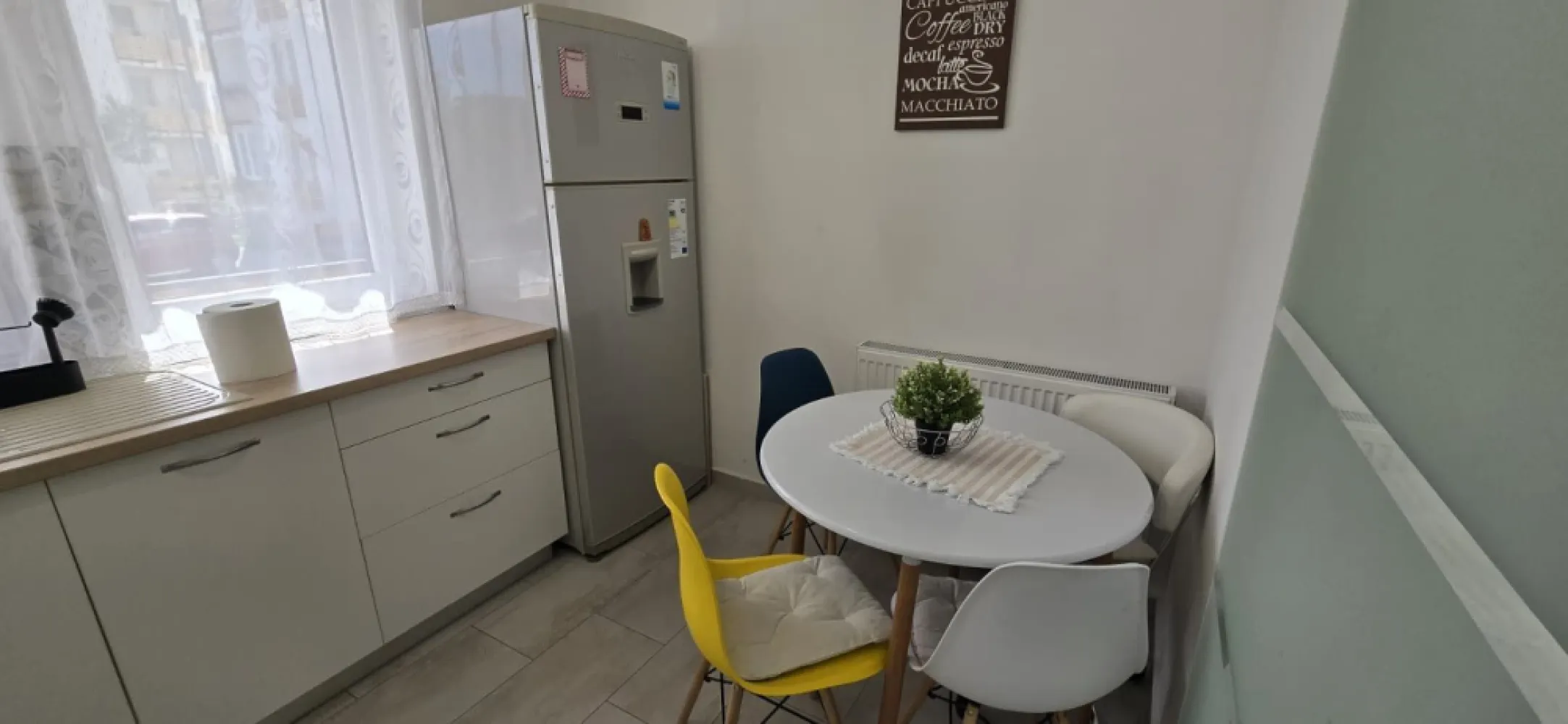 Ama Residence Unirii - Ap 2 camere modern cu parcare, - Mentionati ID-ul proprietatii cand apelati: Contact ⓪⑦②⑥ ②②③ ⑧⑧⑥ Sebastian

Va oferim spre vanzare un apartament modern amenajat, situat in Complexul Ama Residence din cartierul Unirii, o zona linistita si foarte aproape de podul peste Mures.

Apartamentul este situat la parterul unui bloc nou construit in anul 2019 si are o suprafata utila de 56 mp.

Compartimentare:
-- Living cu acces la balcon
-- Dormitor cu acces la balcon
-- Bucatarie separata
-- Baie
-- Hol

Apartamentul se vinde mobilat si utilat, mai putin frigiderul. Acesta a functionat ca birou, beneficiind de multiple spatii de depozitare, inclusiv dulap mare pe hol si dressing pe tot peretele in living.

Dotari si beneficii:
-- Bloc nou in complex rezidential modern
-- Loc de parcare exterior inclus in pret
-- Centrala termica proprie
-- Geamuri termopan
-- Izolatie exterioara
-- Costuri reduse de intretinere
-- Supraveghere video
-- Gazon si spatii de relaxare
-- Strazi asfaltate si iluminat stradal
-- Acces facil la mijloace de transport

Pret: 115.000 Euro negociabil

Comision Agentie ZERO

Contact ⓪⑦②⑥ ②②③ ⑧⑧⑥ Sebastian