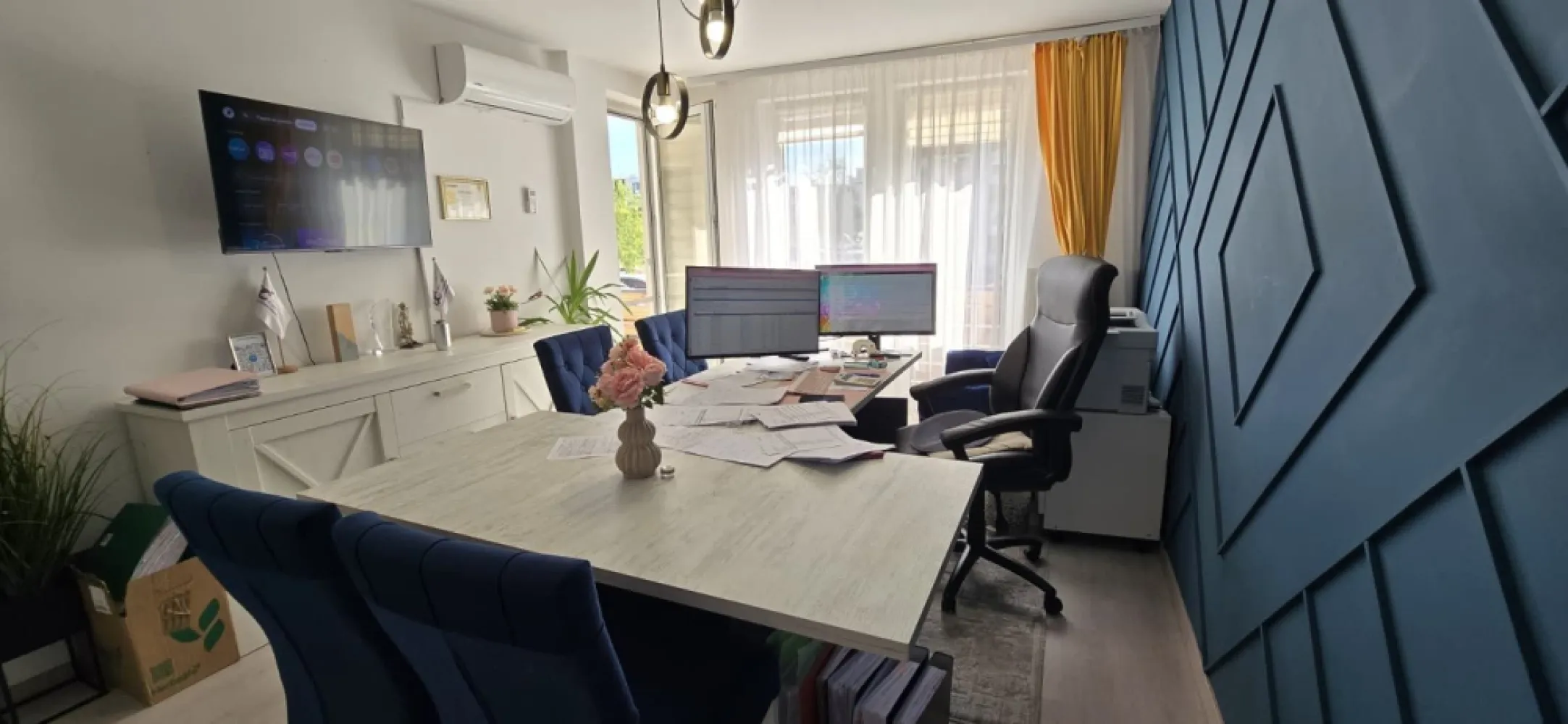 Ama Residence Unirii - Ap 2 camere modern cu parcare, - Mentionati ID-ul proprietatii cand apelati: Contact ⓪⑦②⑥ ②②③ ⑧⑧⑥ Sebastian

Va oferim spre vanzare un apartament modern amenajat, situat in Complexul Ama Residence din cartierul Unirii, o zona linistita si foarte aproape de podul peste Mures.

Apartamentul este situat la parterul unui bloc nou construit in anul 2019 si are o suprafata utila de 56 mp.

Compartimentare:
-- Living cu acces la balcon
-- Dormitor cu acces la balcon
-- Bucatarie separata
-- Baie
-- Hol

Apartamentul se vinde mobilat si utilat, mai putin frigiderul. Acesta a functionat ca birou, beneficiind de multiple spatii de depozitare, inclusiv dulap mare pe hol si dressing pe tot peretele in living.

Dotari si beneficii:
-- Bloc nou in complex rezidential modern
-- Loc de parcare exterior inclus in pret
-- Centrala termica proprie
-- Geamuri termopan
-- Izolatie exterioara
-- Costuri reduse de intretinere
-- Supraveghere video
-- Gazon si spatii de relaxare
-- Strazi asfaltate si iluminat stradal
-- Acces facil la mijloace de transport

Pret: 115.000 Euro negociabil

Comision Agentie ZERO

Contact ⓪⑦②⑥ ②②③ ⑧⑧⑥ Sebastian