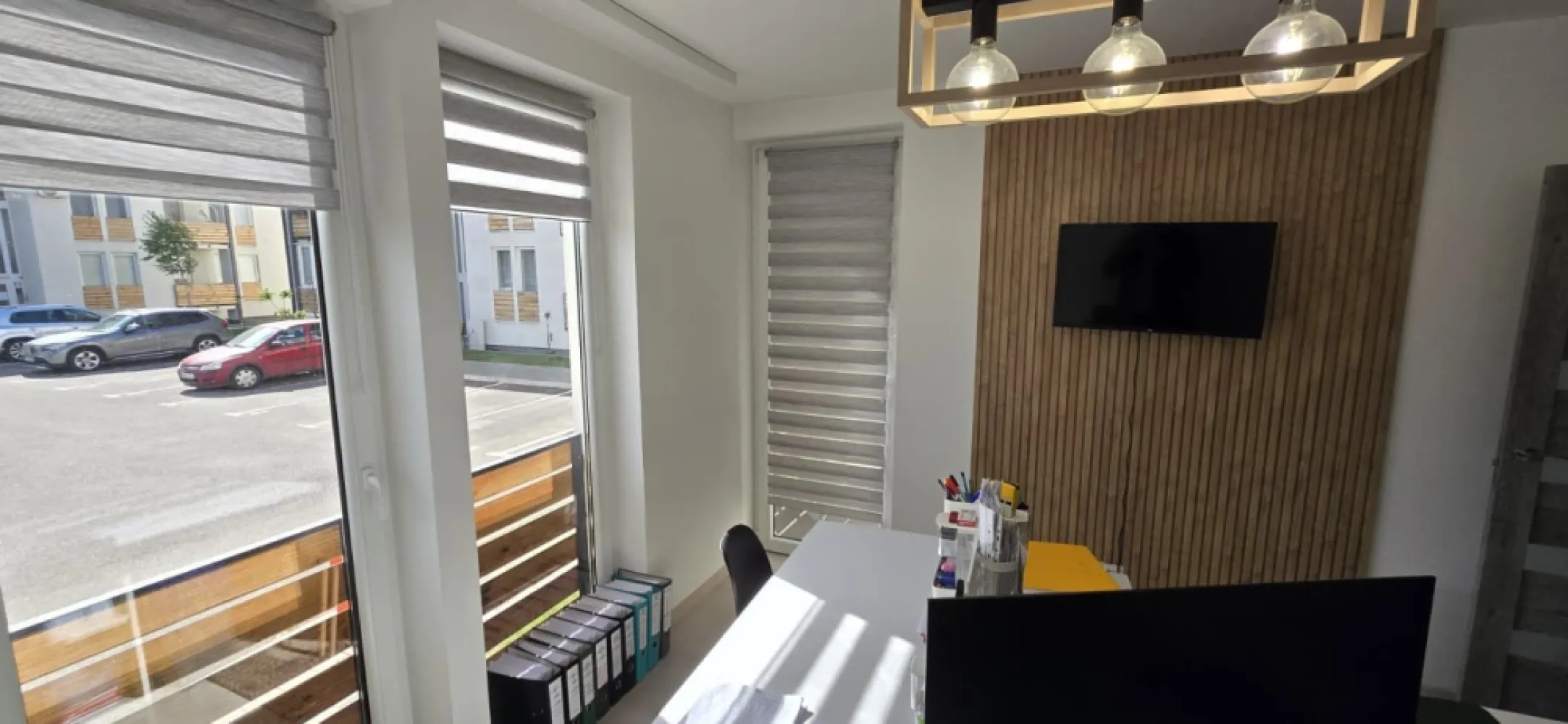 Ama Residence Unirii - Ap 2 camere modern cu parcare, - Mentionati ID-ul proprietatii cand apelati: Contact ⓪⑦②⑥ ②②③ ⑧⑧⑥ Sebastian

Va oferim spre vanzare un apartament modern amenajat, situat in Complexul Ama Residence din cartierul Unirii, o zona linistita si foarte aproape de podul peste Mures.

Apartamentul este situat la parterul unui bloc nou construit in anul 2019 si are o suprafata utila de 56 mp.

Compartimentare:
-- Living cu acces la balcon
-- Dormitor cu acces la balcon
-- Bucatarie separata
-- Baie
-- Hol

Apartamentul se vinde mobilat si utilat, mai putin frigiderul. Acesta a functionat ca birou, beneficiind de multiple spatii de depozitare, inclusiv dulap mare pe hol si dressing pe tot peretele in living.

Dotari si beneficii:
-- Bloc nou in complex rezidential modern
-- Loc de parcare exterior inclus in pret
-- Centrala termica proprie
-- Geamuri termopan
-- Izolatie exterioara
-- Costuri reduse de intretinere
-- Supraveghere video
-- Gazon si spatii de relaxare
-- Strazi asfaltate si iluminat stradal
-- Acces facil la mijloace de transport

Pret: 115.000 Euro negociabil

Comision Agentie ZERO

Contact ⓪⑦②⑥ ②②③ ⑧⑧⑥ Sebastian