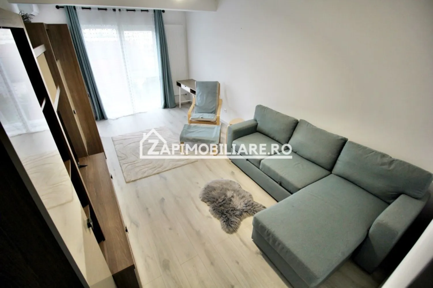 Apartament 1 camera in bloc NOU,46 mp,1 parcare privată - De închiriat apartament 1 cameră in bloc nou, decomandat confort 1, situat în cartierul Tudor, strada Livezeni, suprafață utilă de 46 mp, situat la etajul 3 din 6 oferit de Zap Imobiliare.
Detalii: 
- 1 dormitor, 1 bucătărie, 1 baie, 1 balcon, 1 debara,1 hol, 1 parcare privată
- centrală termică, calorifere, geamuri termopan, ușă metalică.
- masina de spalat rufe, frigider.aragaz,masina de spalat vase
Contact 0774048706 Bogdan
Proprietatea se află într-o zonă cu un confort deosebit, datorită amplasării în imediata apropiere a tot ceea ce înseamnă viață modernă, și anume: mijloace de transport în comun, magazine, unități de învățământ de toate gradele, piață, parc, bănci, farmacii, s.a.
Locuința se închiriază mobilată și utilată la prețul de 400 Euro 
Comisionul perceput este de 50% din valoarea primei chirii si se plateste o singura data in momentul semnarii contractului de inchiriere.
Contact 0774048706 Bogdan
Acest anunț nu corespunde cerințelor tale? Sună la numărul afișat în anunț și unul dintre agenții noștri te va ajuta cu alte oferte personalizate în funcție de cerințele tale.