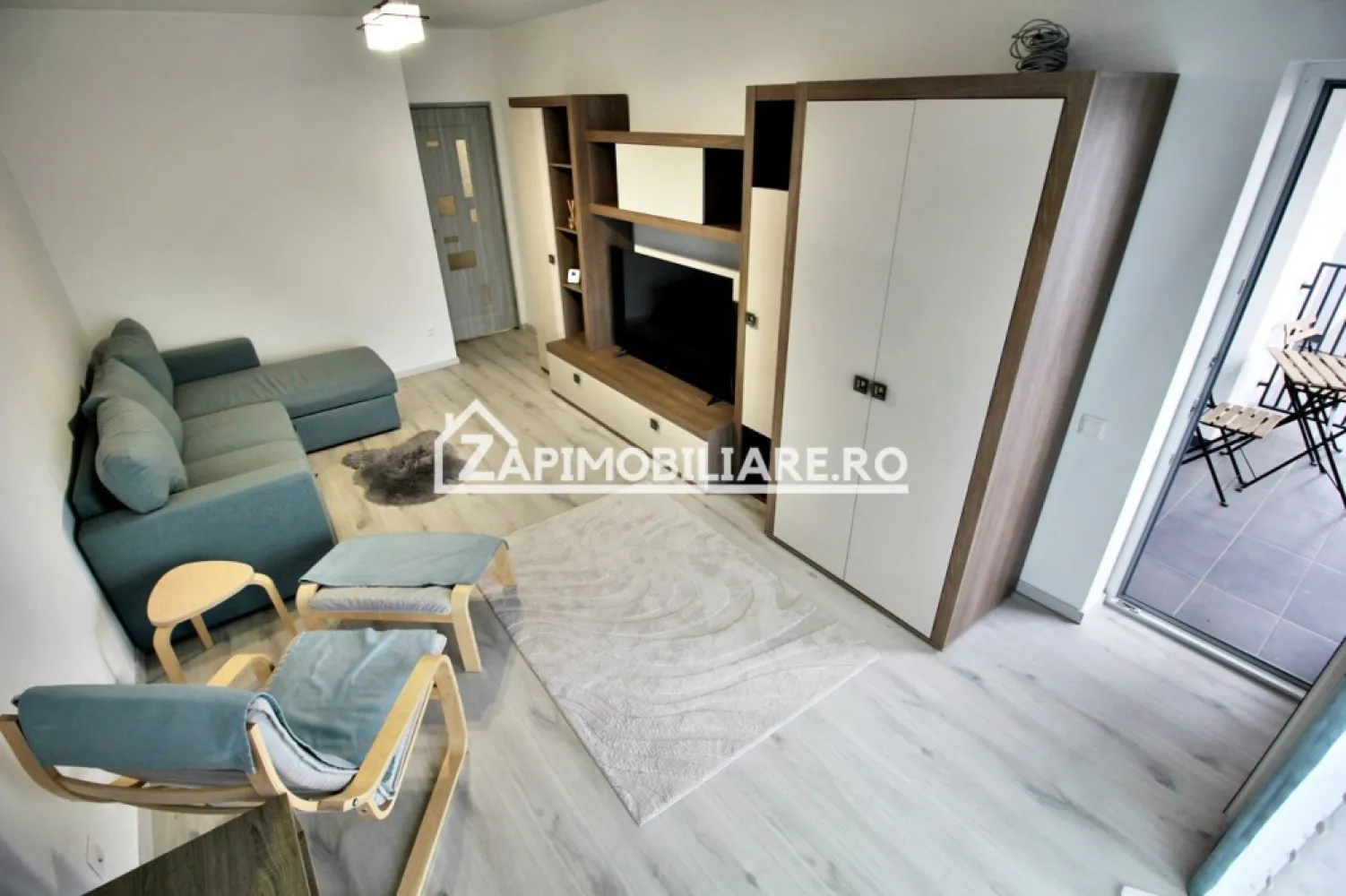 Apartament 1 camera in bloc NOU,46 mp,1 parcare privată - De închiriat apartament 1 cameră in bloc nou, decomandat confort 1, situat în cartierul Tudor, strada Livezeni, suprafață utilă de 46 mp, situat la etajul 3 din 6 oferit de Zap Imobiliare.
Detalii: 
- 1 dormitor, 1 bucătărie, 1 baie, 1 balcon, 1 debara,1 hol, 1 parcare privată
- centrală termică, calorifere, geamuri termopan, ușă metalică.
- masina de spalat rufe, frigider.aragaz,masina de spalat vase
Contact 0774048706 Bogdan
Proprietatea se află într-o zonă cu un confort deosebit, datorită amplasării în imediata apropiere a tot ceea ce înseamnă viață modernă, și anume: mijloace de transport în comun, magazine, unități de învățământ de toate gradele, piață, parc, bănci, farmacii, s.a.
Locuința se închiriază mobilată și utilată la prețul de 400 Euro 
Comisionul perceput este de 50% din valoarea primei chirii si se plateste o singura data in momentul semnarii contractului de inchiriere.
Contact 0774048706 Bogdan
Acest anunț nu corespunde cerințelor tale? Sună la numărul afișat în anunț și unul dintre agenții noștri te va ajuta cu alte oferte personalizate în funcție de cerințele tale.