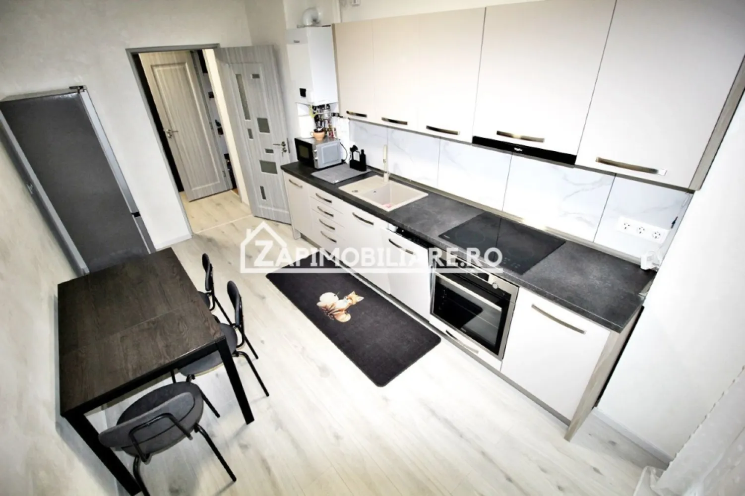 Apartament 1 camera in bloc NOU,46 mp,1 parcare privată - De închiriat apartament 1 cameră in bloc nou, decomandat confort 1, situat în cartierul Tudor, strada Livezeni, suprafață utilă de 46 mp, situat la etajul 3 din 6 oferit de Zap Imobiliare.
Detalii: 
- 1 dormitor, 1 bucătărie, 1 baie, 1 balcon, 1 debara,1 hol, 1 parcare privată
- centrală termică, calorifere, geamuri termopan, ușă metalică.
- masina de spalat rufe, frigider.aragaz,masina de spalat vase
Contact 0774048706 Bogdan
Proprietatea se află într-o zonă cu un confort deosebit, datorită amplasării în imediata apropiere a tot ceea ce înseamnă viață modernă, și anume: mijloace de transport în comun, magazine, unități de învățământ de toate gradele, piață, parc, bănci, farmacii, s.a.
Locuința se închiriază mobilată și utilată la prețul de 400 Euro 
Comisionul perceput este de 50% din valoarea primei chirii si se plateste o singura data in momentul semnarii contractului de inchiriere.
Contact 0774048706 Bogdan
Acest anunț nu corespunde cerințelor tale? Sună la numărul afișat în anunț și unul dintre agenții noștri te va ajuta cu alte oferte personalizate în funcție de cerințele tale.