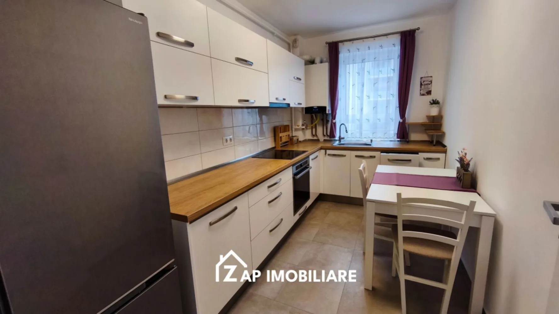 Studio premium mobilat, parcare și boxă incluse, Complex Maurer - Mentionati ID-ul proprietatii cand apelati: CP3125242
Contact ⓪⑦②⑥ ②②③ ⑧⑧⑥ Sebastian

Studio modern de închiriat în Complex Maurer – confort, funcționalitate și locație excelentă

Vă prezentăm spre închiriere un apartament tip studio, cu suprafața de 40 mp, situat în cadrul Complexului Maurer, una dintre cele mai apreciate zone rezidențiale din Târgu Mureș, modernă, complet dezvoltată și cu acces facil către punctele de interes ale orașului.

Apartamentul este amplasat la etajul 4 și beneficiază de o compartimentare practică și eficientă:

-- Living luminos cu zonă de dormit
-- Bucătărie separată
-- Baie
-- Balcon deschis
-- Boxă la subsol inclusă în preț
-- Loc de parcare suprateran inclus în preț

Locuința este complet mobilată și utilată modern, fiind pregătită pentru mutare imediată.

Dotări și beneficii:

-- Bucătărie complet echipată cu plită cu inducție, cuptor încorporat și hotă Whirlpool
-- Mașină de spălat vase încorporată Whirlpool
-- Televizor Samsung
-- Soundbar Samsung
-- Centrală termică proprie Ariston
-- Aer condiționat Daikin
-- Spații de depozitare bine optimizate
-- Finisaje moderne și de calitate

Preț chirie: 350 Euro/lună + garanție

Comision agenție: 50% din valoarea primei chirii

Contact ⓪⑦②⑥ ②②③ ⑧⑧⑥ Sebastian
