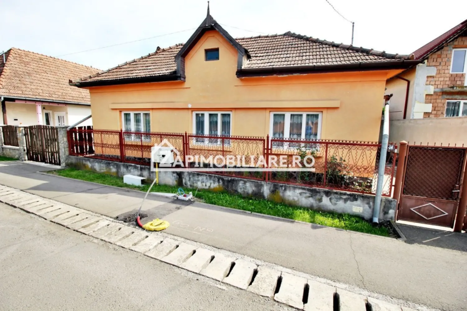 Casa 3 camere,102 mp, 1330 mp teren, 0% comision - Contact 0774048706 Bogdan
De vânzare casă, singur în curte, 3 camere,1 baie, 1 garaj, 1 magazie, 1 camară, 1 debara, situată în cartierul Unirii, suprafața utilă de 102 mp amplasată pe un teren cu suprafața de 1330 mp, cu o deschidere la drum de 17 ml.
Compartimentare:
- 1 living, 1 bucătărie, 1 baie,2 dormitoare, 1debara, 1 camară, 1 terasă, 1 garaj, 1 magazie

Detalii:
- centrală termică, calorifere, geamuri termopan, 
- fundația casei are o adâncime de 1 m, pereții sunt din cărămidă, acoperișul de țiglă.
- anul construcției1950

Utilitați:
- curent, apă, gaz, canalizare

Casa se vinde la prețul de 245.000 Euro negociabil. Comision ZERO!
Contact 0774048706 Bogdan
Daca vă place această ofertă sau pentru alte informații sunați la numărul de contact din anunț! 
Compania Zap Imobiliare vă pune la dispoziție toate actele și documentele necesare alături de asistență și consiliere permanentă până la finalizarea achiziției imobiliare. 
Ne dorim să îți oferim cea mai plăcută experiență, îndeplinim vise cu pereți!