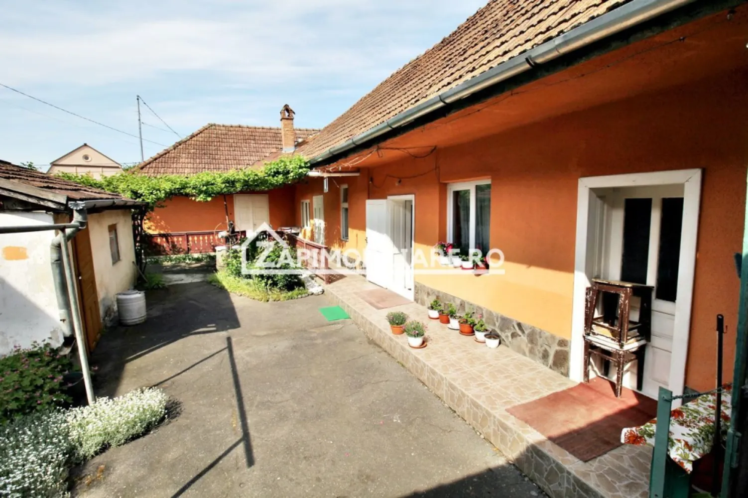 Casa 3 camere,102 mp, 1330 mp teren, 0% comision - Contact 0774048706 Bogdan
De vânzare casă, singur în curte, 3 camere,1 baie, 1 garaj, 1 magazie, 1 camară, 1 debara, situată în cartierul Unirii, suprafața utilă de 102 mp amplasată pe un teren cu suprafața de 1330 mp, cu o deschidere la drum de 17 ml.
Compartimentare:
- 1 living, 1 bucătărie, 1 baie,2 dormitoare, 1debara, 1 camară, 1 terasă, 1 garaj, 1 magazie

Detalii:
- centrală termică, calorifere, geamuri termopan, 
- fundația casei are o adâncime de 1 m, pereții sunt din cărămidă, acoperișul de țiglă.
- anul construcției1950

Utilitați:
- curent, apă, gaz, canalizare

Casa se vinde la prețul de 245.000 Euro negociabil. Comision ZERO!
Contact 0774048706 Bogdan
Daca vă place această ofertă sau pentru alte informații sunați la numărul de contact din anunț! 
Compania Zap Imobiliare vă pune la dispoziție toate actele și documentele necesare alături de asistență și consiliere permanentă până la finalizarea achiziției imobiliare. 
Ne dorim să îți oferim cea mai plăcută experiență, îndeplinim vise cu pereți!