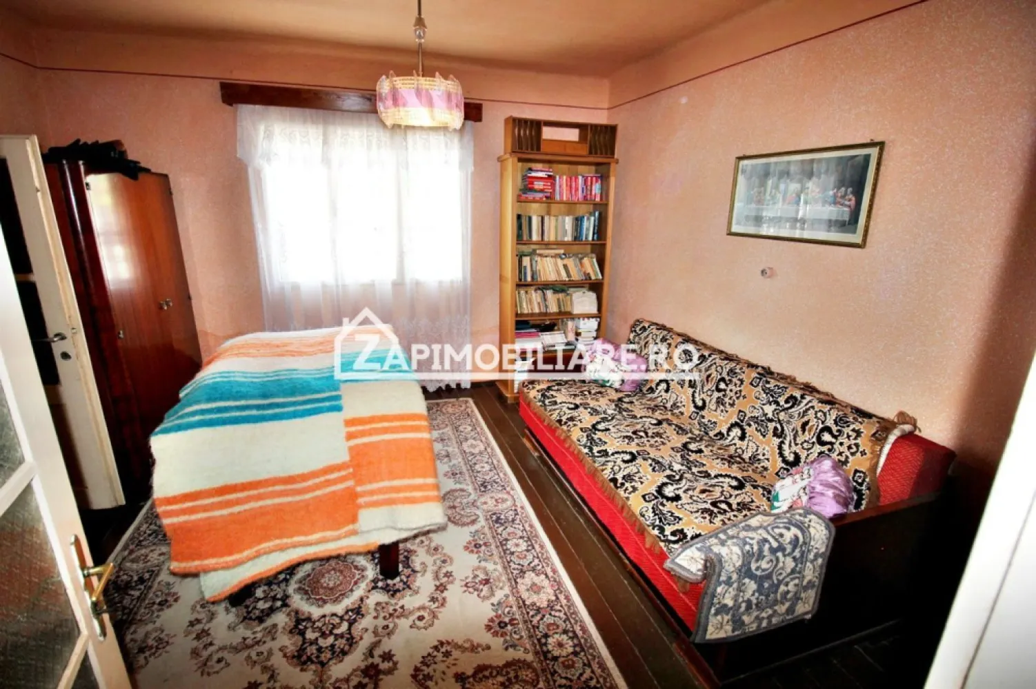 Casa 3 camere,102 mp, 1330 mp teren, 0% comision - Contact 0774048706 Bogdan
De vânzare casă, singur în curte, 3 camere,1 baie, 1 garaj, 1 magazie, 1 camară, 1 debara, situată în cartierul Unirii, suprafața utilă de 102 mp amplasată pe un teren cu suprafața de 1330 mp, cu o deschidere la drum de 17 ml.
Compartimentare:
- 1 living, 1 bucătărie, 1 baie,2 dormitoare, 1debara, 1 camară, 1 terasă, 1 garaj, 1 magazie

Detalii:
- centrală termică, calorifere, geamuri termopan, 
- fundația casei are o adâncime de 1 m, pereții sunt din cărămidă, acoperișul de țiglă.
- anul construcției1950

Utilitați:
- curent, apă, gaz, canalizare

Casa se vinde la prețul de 245.000 Euro negociabil. Comision ZERO!
Contact 0774048706 Bogdan
Daca vă place această ofertă sau pentru alte informații sunați la numărul de contact din anunț! 
Compania Zap Imobiliare vă pune la dispoziție toate actele și documentele necesare alături de asistență și consiliere permanentă până la finalizarea achiziției imobiliare. 
Ne dorim să îți oferim cea mai plăcută experiență, îndeplinim vise cu pereți!