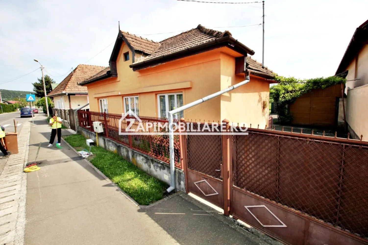 Casa 3 camere,102 mp, 1330 mp teren, 0% comision - Contact 0774048706 Bogdan
De vânzare casă, singur în curte, 3 camere,1 baie, 1 garaj, 1 magazie, 1 camară, 1 debara, situată în cartierul Unirii, suprafața utilă de 102 mp amplasată pe un teren cu suprafața de 1330 mp, cu o deschidere la drum de 17 ml.
Compartimentare:
- 1 living, 1 bucătărie, 1 baie,2 dormitoare, 1debara, 1 camară, 1 terasă, 1 garaj, 1 magazie

Detalii:
- centrală termică, calorifere, geamuri termopan, 
- fundația casei are o adâncime de 1 m, pereții sunt din cărămidă, acoperișul de țiglă.
- anul construcției1950

Utilitați:
- curent, apă, gaz, canalizare

Casa se vinde la prețul de 245.000 Euro negociabil. Comision ZERO!
Contact 0774048706 Bogdan
Daca vă place această ofertă sau pentru alte informații sunați la numărul de contact din anunț! 
Compania Zap Imobiliare vă pune la dispoziție toate actele și documentele necesare alături de asistență și consiliere permanentă până la finalizarea achiziției imobiliare. 
Ne dorim să îți oferim cea mai plăcută experiență, îndeplinim vise cu pereți!