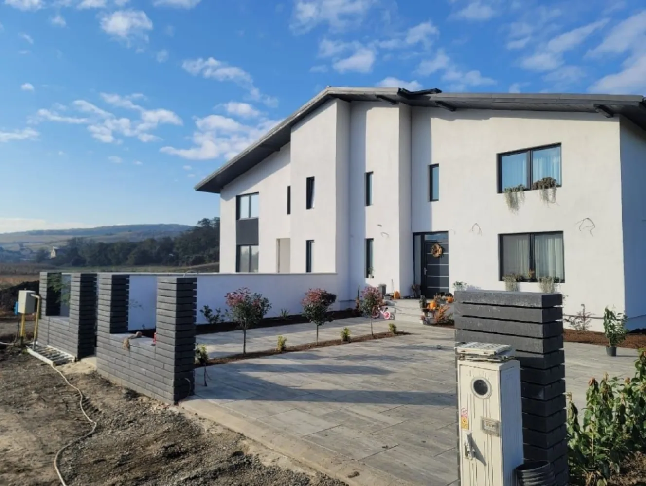 Casă nouă semifinisată cu living open space și 3 dormitoare - Mentionati ID-ul proprietatii cand apelati: Contact ⓪⑦②⑥ ②②③ ⑧⑧⑥ Sebastian

Casă modernă în Voiniceni -- zonă liniștită aproape de Târgu Mureș

Vă prezentăm o casă semifinisată, situată într-o zonă foarte liniștită din Voiniceni, la doar câteva minute de Târgu Mureș.

Proprietatea este amplasată într-o zonă verde și beneficiază de dotări moderne precum încălzire în pardoseală, geamuri triple și izolație exterioară de 10 cm.

Compartimentare:
-- living open space cu bucătăria
-- 3 dormitoare
-- 2 băi
-- cameră de depozitare sub scară

Utilități:
-- fosă septică
-- posibilitate de racordare la canalizarea comună

Locuința este ideală pentru cei care își doresc liniște, confort și acces rapid către oraș.
Pret 117000 Euro + TVA

Comision Agentie ZERO

Contact ⓪⑦②⑥ ②②③ ⑧⑧⑥ Sebastian