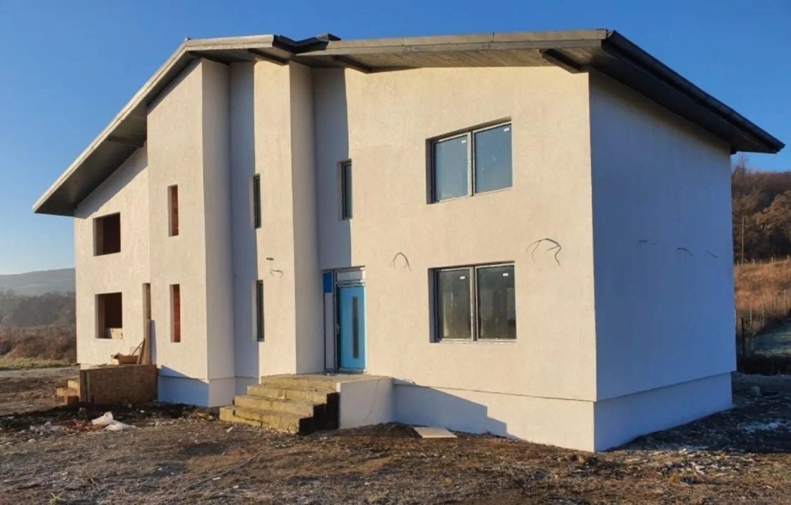 Casă nouă semifinisată cu living open space și 3 dormitoare - Mentionati ID-ul proprietatii cand apelati: Contact ⓪⑦②⑥ ②②③ ⑧⑧⑥ Sebastian

Casă modernă în Voiniceni -- zonă liniștită aproape de Târgu Mureș

Vă prezentăm o casă semifinisată, situată într-o zonă foarte liniștită din Voiniceni, la doar câteva minute de Târgu Mureș.

Proprietatea este amplasată într-o zonă verde și beneficiază de dotări moderne precum încălzire în pardoseală, geamuri triple și izolație exterioară de 10 cm.

Compartimentare:
-- living open space cu bucătăria
-- 3 dormitoare
-- 2 băi
-- cameră de depozitare sub scară

Utilități:
-- fosă septică
-- posibilitate de racordare la canalizarea comună

Locuința este ideală pentru cei care își doresc liniște, confort și acces rapid către oraș.
Pret 117000 Euro + TVA

Comision Agentie ZERO

Contact ⓪⑦②⑥ ②②③ ⑧⑧⑥ Sebastian