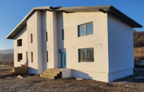 Casă nouă semifinisată cu living open space și 3 dormitoare