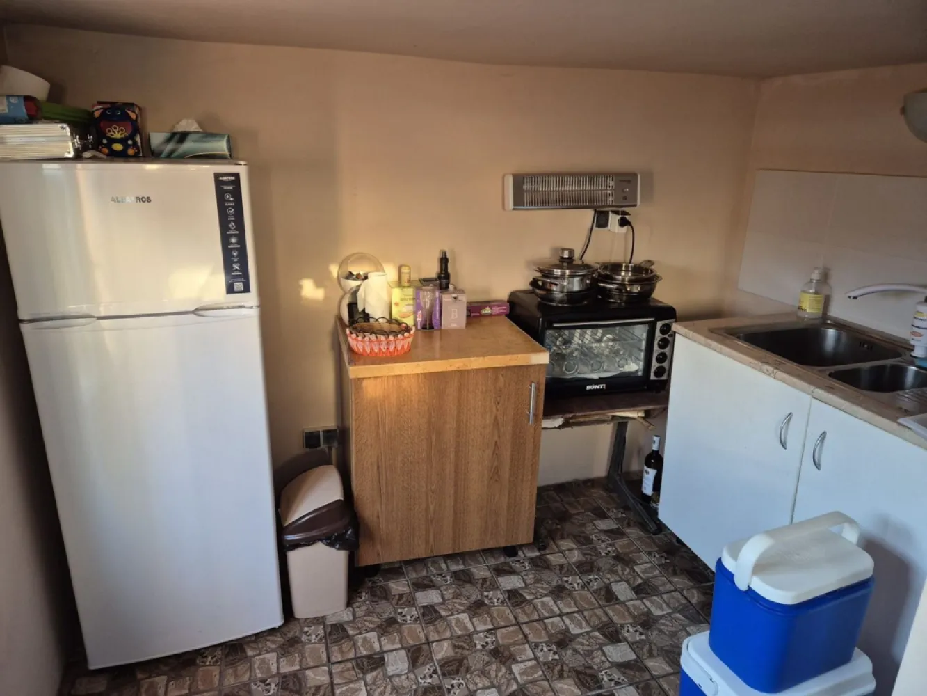 Casa 2 camere, 50mp,483 mp teren,0% comision - Contact 0774048706 Bogdan
De vânzare casă, veche cu proiect constructie noua 100 mp. singur în curte, 1 cameră ,1 bucatarie complet utilată , 1 baie,1garaj+ copertine auto,1 magazie, situată în Cristesti, suprafața utilă de 50 mp amplasată pe un teren cu suprafața de 483 mp,

Utilitați:
- curent, apă, gaz, canalizare

Casa se vinde la prețul de 69.000 Euro negociabil. Comision ZERO!
Contact 0774048706 Bogdan
Daca vă place această ofertă sau pentru alte informații sunați la numărul de contact din anunț! 
Compania Zap Imobiliare vă pune la dispoziție toate actele și documentele necesare alături de asistență și consiliere permanentă până la finalizarea achiziției imobiliare. 
Ne dorim să îți oferim cea mai plăcută experiență, îndeplinim vise cu pereți!