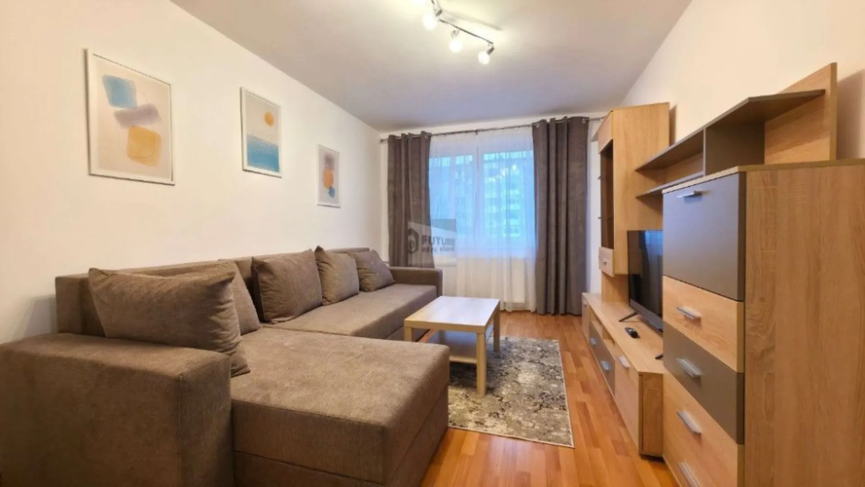 Apartament 2 camere decomandat, renovat complet | Piața Sudului – Sun - Apartament cu 2 camere, decomandat, situat în zona Șos. Olteniței – Sun Plaza – Piața Sudului, o locație excelent conectată la mijloace de transport și facilități urbane. Detalii apartament: Etaj 4 din 8, imobil cu 2 lifturi Bloc construit în 1981, anvelopat Renovat complet Mobilier și electrocasnice NOI Compartimentare decomandată Apartament foarte luminos, curat și bine întreținut Localizare și acces: Metrou Piața Sudului – aprox. 10 minute pietonal Sun Plaza Mall – 10 minute Stații STB – 2–4 minute Lidl, Mega Image – în imediata apropiere Kaufland – 10–12 minute Alte informații: Încălzire prin sistem centralizat (fără centrală proprie) Fără loc de parcare Apartament pregătit pentru mutare imediată Condiții de închiriere: 💰 Chirie: 500 € / lună 🔐 Garanție: 1 lună 📅 Disponibil imediat }}