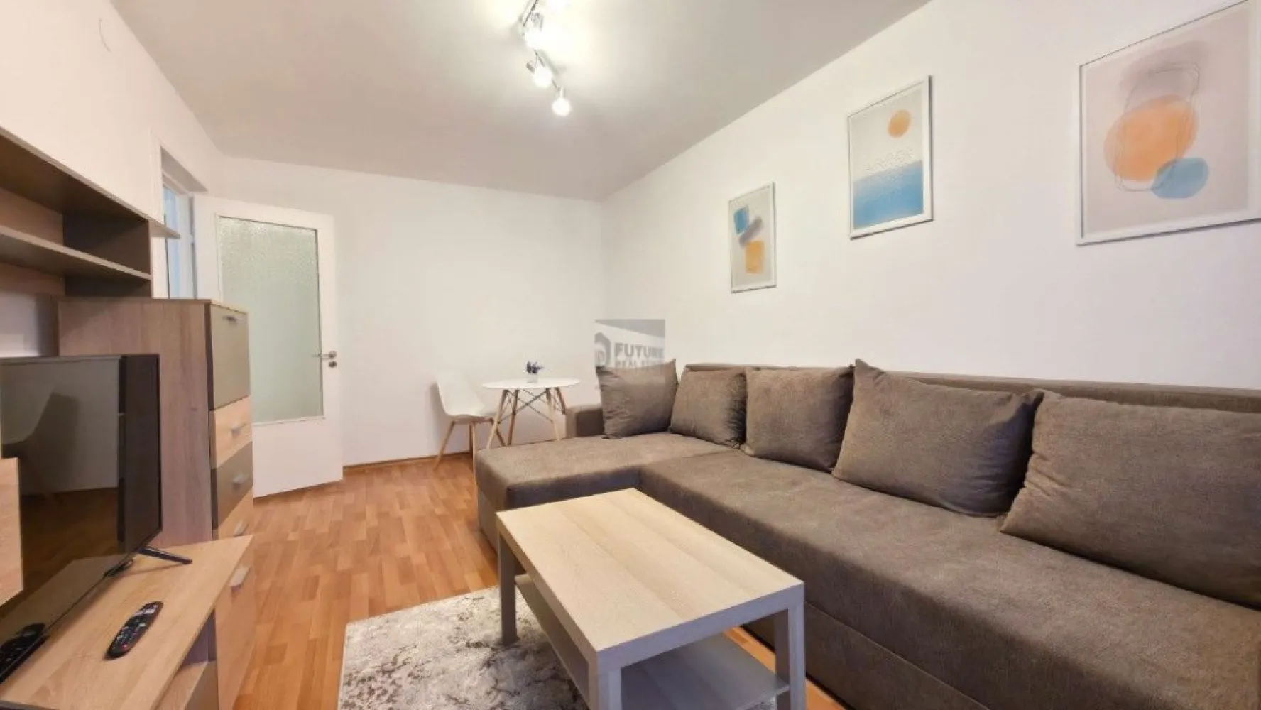 Apartament 2 camere decomandat, renovat complet | Piața Sudului – Sun - Apartament cu 2 camere, decomandat, situat în zona Șos. Olteniței – Sun Plaza – Piața Sudului, o locație excelent conectată la mijloace de transport și facilități urbane. Detalii apartament: Etaj 4 din 8, imobil cu 2 lifturi Bloc construit în 1981, anvelopat Renovat complet Mobilier și electrocasnice NOI Compartimentare decomandată Apartament foarte luminos, curat și bine întreținut Localizare și acces: Metrou Piața Sudului – aprox. 10 minute pietonal Sun Plaza Mall – 10 minute Stații STB – 2–4 minute Lidl, Mega Image – în imediata apropiere Kaufland – 10–12 minute Alte informații: Încălzire prin sistem centralizat (fără centrală proprie) Fără loc de parcare Apartament pregătit pentru mutare imediată Condiții de închiriere: 💰 Chirie: 500 € / lună 🔐 Garanție: 1 lună 📅 Disponibil imediat }}