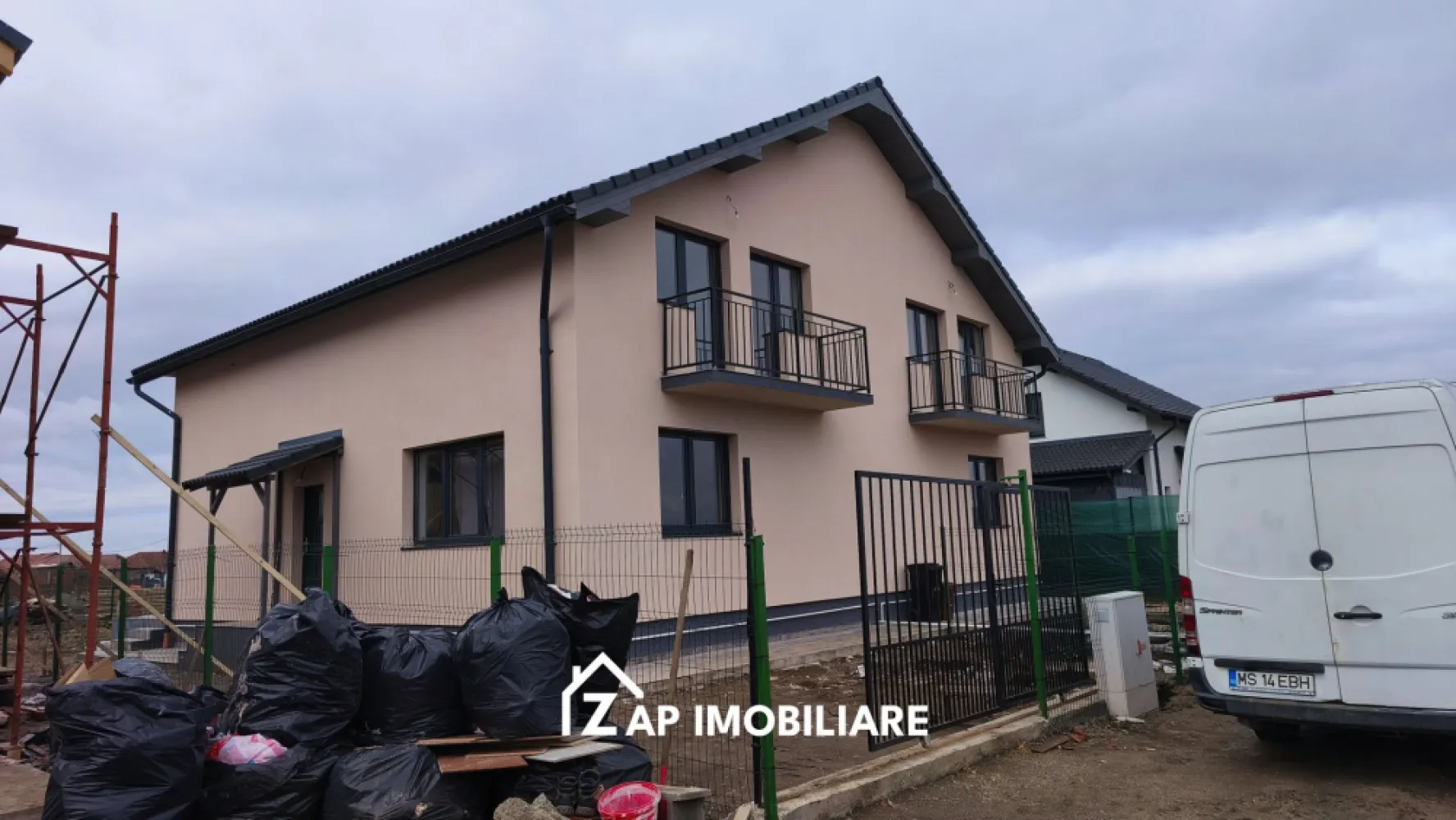 Casa la cheie 4 camere - Sângeorgiu de Mures - Mentionati ID-ul proprietatii cand apelati: CP2148272
Contact ⓪⑦②⑥ ②②③ ⑧⑧⑥ Sebastian
De vânzare duplex, singur în curte 4 camere situată în Sângeorgiu de Mures, suprafața utilă de 130.mp amplasată pe un teren cu suprafața de 300 mp,
Compartimentare:
- la parter: terasa la intrare, hol, living, bucatarie, camara, baie, terasa la iesire din living.
- la etaj: 3 dormitoare, 1 baie, 1 balcon.

Detalii:
- centrală termică, calorifere, geamuri termopan, ușă termopan
- fundația casei are o adâncime de 1 m, pereții sunt din cărămidă, acoperișul de țiglă izolată cu polistiren de 10 cm.
- anul construcției 2026
Utilitați:
- curent, apă, gaz, canalizare

Pret la cheie 155000 TVA inclus
Pret la semifinisat 142990 Euro TVA inclus
Comision zero!
Contact ⓪⑦②⑥ ②②③ ⑧⑧⑥ Sebastian