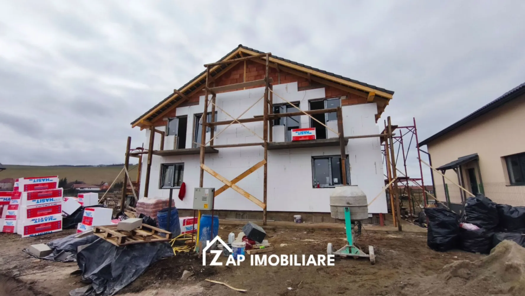 Casa la cheie 4 camere - Sângeorgiu de Mures - Mentionati ID-ul proprietatii cand apelati: CP2148272
Contact ⓪⑦②⑥ ②②③ ⑧⑧⑥ Sebastian
De vânzare duplex, singur în curte 4 camere situată în Sângeorgiu de Mures, suprafața utilă de 130.mp amplasată pe un teren cu suprafața de 300 mp,
Compartimentare:
- la parter: terasa la intrare, hol, living, bucatarie, camara, baie, terasa la iesire din living.
- la etaj: 3 dormitoare, 1 baie, 1 balcon.

Detalii:
- centrală termică, calorifere, geamuri termopan, ușă termopan
- fundația casei are o adâncime de 1 m, pereții sunt din cărămidă, acoperișul de țiglă izolată cu polistiren de 10 cm.
- anul construcției 2026
Utilitați:
- curent, apă, gaz, canalizare

Pret la cheie 155000 TVA inclus
Pret la semifinisat 142990 Euro TVA inclus
Comision zero!
Contact ⓪⑦②⑥ ②②③ ⑧⑧⑥ Sebastian