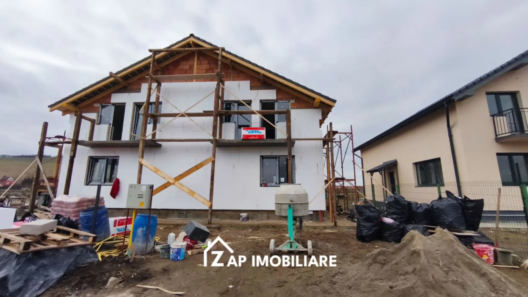 Casa la cheie 4 camere - Sângeorgiu de Mures - Mentionati ID-ul proprietatii cand apelati: CP2148272
Contact ⓪⑦②⑥ ②②③ ⑧⑧⑥ Sebastian
De vânzare duplex, singur în curte 4 camere situată în Sângeorgiu de Mures, suprafața utilă de 130.mp amplasată pe un teren cu suprafața de 300 mp,
Compartimentare:
- la parter: terasa la intrare, hol, living, bucatarie, camara, baie, terasa la iesire din living.
- la etaj: 3 dormitoare, 1 baie, 1 balcon.

Detalii:
- centrală termică, calorifere, geamuri termopan, ușă termopan
- fundația casei are o adâncime de 1 m, pereții sunt din cărămidă, acoperișul de țiglă izolată cu polistiren de 10 cm.
- anul construcției 2026
Utilitați:
- curent, apă, gaz, canalizare

Pret la cheie 155000 TVA inclus
Pret la semifinisat 142990 Euro TVA inclus
Comision zero!
Contact ⓪⑦②⑥ ②②③ ⑧⑧⑥ Sebastian