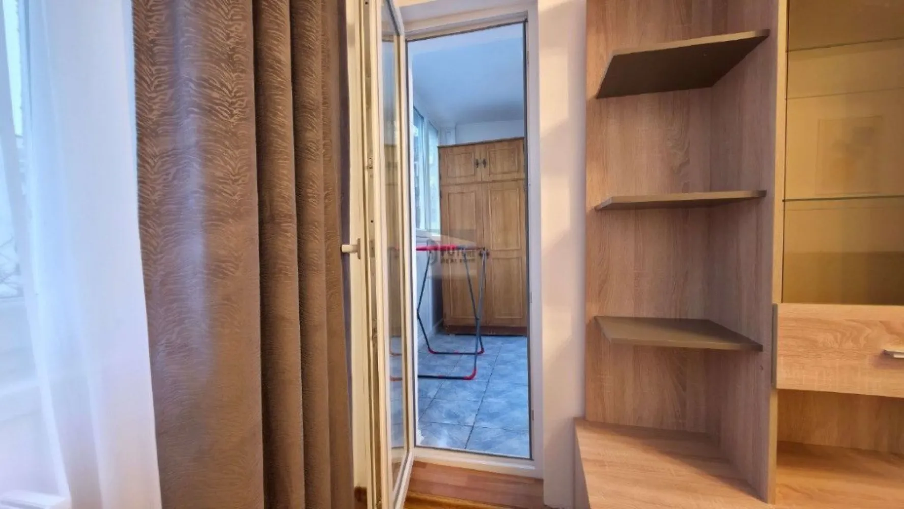 Apartament 2 camere decomandat, renovat complet | Piața Sudului – Sun - Apartament cu 2 camere, decomandat, situat în zona Șos. Olteniței – Sun Plaza – Piața Sudului, o locație excelent conectată la mijloace de transport și facilități urbane. Detalii apartament: Etaj 4 din 8, imobil cu 2 lifturi Bloc construit în 1981, anvelopat Renovat complet Mobilier și electrocasnice NOI Compartimentare decomandată Apartament foarte luminos, curat și bine întreținut Localizare și acces: Metrou Piața Sudului – aprox. 10 minute pietonal Sun Plaza Mall – 10 minute Stații STB – 2–4 minute Lidl, Mega Image – în imediata apropiere Kaufland – 10–12 minute Alte informații: Încălzire prin sistem centralizat (fără centrală proprie) Fără loc de parcare Apartament pregătit pentru mutare imediată Condiții de închiriere: 💰 Chirie: 500 € / lună 🔐 Garanție: 1 lună 📅 Disponibil imediat }}