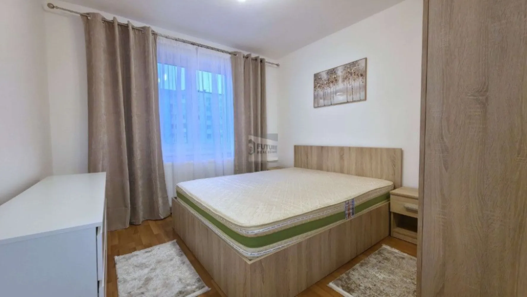 Apartament 2 camere decomandat, renovat complet | Piața Sudului – Sun - Apartament cu 2 camere, decomandat, situat în zona Șos. Olteniței – Sun Plaza – Piața Sudului, o locație excelent conectată la mijloace de transport și facilități urbane. Detalii apartament: Etaj 4 din 8, imobil cu 2 lifturi Bloc construit în 1981, anvelopat Renovat complet Mobilier și electrocasnice NOI Compartimentare decomandată Apartament foarte luminos, curat și bine întreținut Localizare și acces: Metrou Piața Sudului – aprox. 10 minute pietonal Sun Plaza Mall – 10 minute Stații STB – 2–4 minute Lidl, Mega Image – în imediata apropiere Kaufland – 10–12 minute Alte informații: Încălzire prin sistem centralizat (fără centrală proprie) Fără loc de parcare Apartament pregătit pentru mutare imediată Condiții de închiriere: 💰 Chirie: 500 € / lună 🔐 Garanție: 1 lună 📅 Disponibil imediat }}