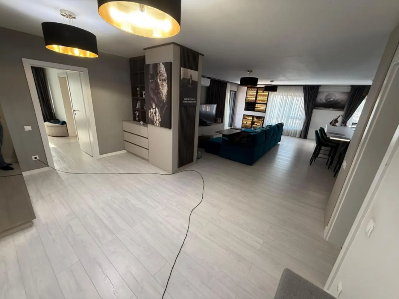 Apartament bloc NOU,4 camere,3 bai,2 terase,parcare privată - Contact 0774048706 Bogdan
De vânzare apartament in bloc nou, 4 camere 3 bai, 2 terase, 1 dressig, confort 1 , situat în zona Gheoghe Doja, suprafață utilă de 145 mp, situat la etajul 6 din 6 oferit de Zap Imobiliare 
Detalii: 
- 1 living, 3 dormitoare, 1 dressing,1 bucătărie, 3 bai, 2 terase, 1 hol
- centrală termică, calorifere, geamuri termopan, ușă metalică.
- masina de spalat rufe, frigider.aragaz, aer conditionat, masina de spalat vase, Jacuzzi.
- 1 parcare privată
- mobilat si utilat
Proprietatea se află într-o zonă cu un confort deosebit, datorită amplasării în imediata apropiere a tot ceea ce înseamnă viață modernă, și anume: mijloace de transport în comun, magazine, unități de învățământ de toate gradele, piață, parc, bănci, farmacii, s.a.
Locuința se vinde mobilată și utilată la prețul de 250.000 Euro + tva Comisionul este ZERO!
Contact 0774048706 Bogdan

Dacă vă place această ofertă - sau pentru alte informații sunați la numărul de contact din anunț! 
Compania Zap Imobiliare vă pune la dispoziție toate informațiile, actele și documentele necesare alături de asistență și consiliere permanentă până la finalizarea achiziției imobiliare. Ne dorim să îți oferim cea mai plăcută experiență, îndeplinim vise cu pereți!