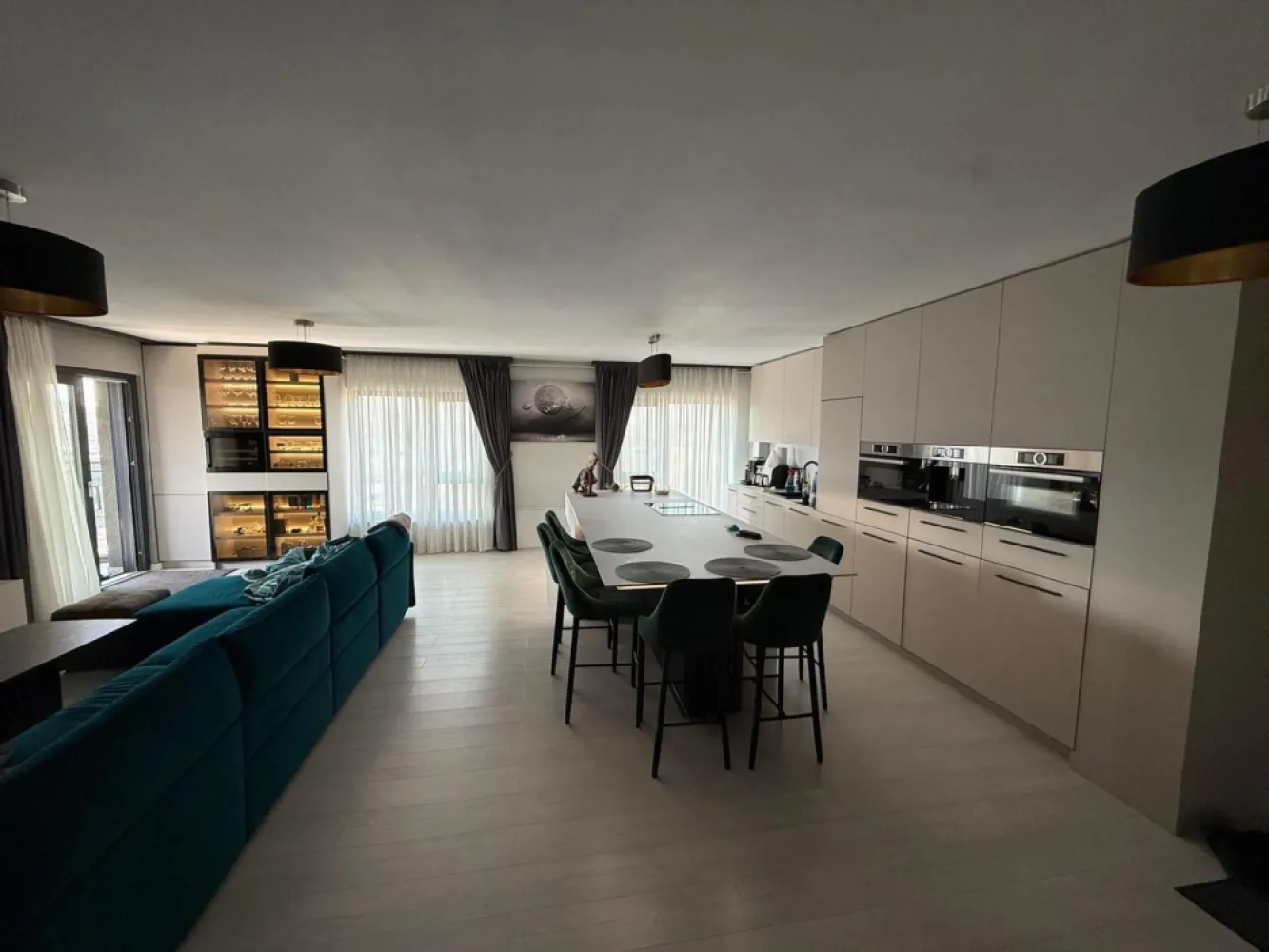 Apartament bloc NOU,4 camere,3 bai,2 terase,parcare privată - Contact 0774048706 Bogdan
De vânzare apartament in bloc nou, 4 camere 3 bai, 2 terase, 1 dressig, confort 1 , situat în zona Gheoghe Doja, suprafață utilă de 145 mp, situat la etajul 6 din 6 oferit de Zap Imobiliare 
Detalii: 
- 1 living, 3 dormitoare, 1 dressing,1 bucătărie, 3 bai, 2 terase, 1 hol
- centrală termică, calorifere, geamuri termopan, ușă metalică.
- masina de spalat rufe, frigider.aragaz, aer conditionat, masina de spalat vase, Jacuzzi.
- 1 parcare privată
- mobilat si utilat
Proprietatea se află într-o zonă cu un confort deosebit, datorită amplasării în imediata apropiere a tot ceea ce înseamnă viață modernă, și anume: mijloace de transport în comun, magazine, unități de învățământ de toate gradele, piață, parc, bănci, farmacii, s.a.
Locuința se vinde mobilată și utilată la prețul de 250.000 Euro + tva Comisionul este ZERO!
Contact 0774048706 Bogdan

Dacă vă place această ofertă - sau pentru alte informații sunați la numărul de contact din anunț! 
Compania Zap Imobiliare vă pune la dispoziție toate informațiile, actele și documentele necesare alături de asistență și consiliere permanentă până la finalizarea achiziției imobiliare. Ne dorim să îți oferim cea mai plăcută experiență, îndeplinim vise cu pereți!