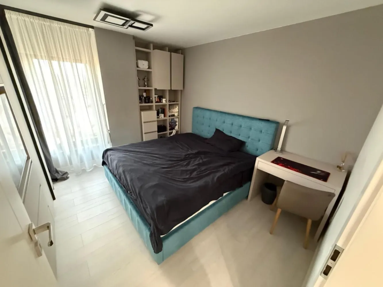 Apartament bloc NOU,4 camere,3 bai,2 terase,parcare privată - Contact 0774048706 Bogdan
De vânzare apartament in bloc nou, 4 camere 3 bai, 2 terase, 1 dressig, confort 1 , situat în zona Gheoghe Doja, suprafață utilă de 145 mp, situat la etajul 6 din 6 oferit de Zap Imobiliare 
Detalii: 
- 1 living, 3 dormitoare, 1 dressing,1 bucătărie, 3 bai, 2 terase, 1 hol
- centrală termică, calorifere, geamuri termopan, ușă metalică.
- masina de spalat rufe, frigider.aragaz, aer conditionat, masina de spalat vase, Jacuzzi.
- 1 parcare privată
- mobilat si utilat
Proprietatea se află într-o zonă cu un confort deosebit, datorită amplasării în imediata apropiere a tot ceea ce înseamnă viață modernă, și anume: mijloace de transport în comun, magazine, unități de învățământ de toate gradele, piață, parc, bănci, farmacii, s.a.
Locuința se vinde mobilată și utilată la prețul de 250.000 Euro + tva Comisionul este ZERO!
Contact 0774048706 Bogdan

Dacă vă place această ofertă - sau pentru alte informații sunați la numărul de contact din anunț! 
Compania Zap Imobiliare vă pune la dispoziție toate informațiile, actele și documentele necesare alături de asistență și consiliere permanentă până la finalizarea achiziției imobiliare. Ne dorim să îți oferim cea mai plăcută experiență, îndeplinim vise cu pereți!