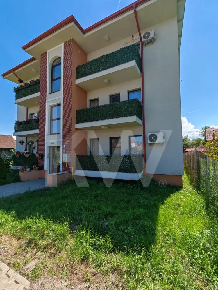 Apartament 3 camere, 2băi curte 86mp, parcare privată, zona Primarie, Selimbăr - Vă propunem spre vânzare un apartament cu 3 camere, complet decomandat, ce îmbină perfect confortul unei locuințe contemporane cu avantajele unei case. Cu o suprafață utilă generoasă de 75.40 mp și o curte/teren privat de 86 mp, această proprietate este ideală pentru o familie care își dorește spațiu, intimitate și un stil de viață modern.

Proprietatea a fost gândită pentru a oferi maximum de confort, zonele de zi fiind excelent optimizate:

Un living generos unit cu bucătăria și o zonă dedicată pentru locul de luat masa
2 dormitoare primitoare și liniștite, complet decomandate.
2 băi moderne (ideale pentru a evita aglomerația de dimineață).
Hol de acces spațios

Exterior și facilități incluse
Curte privată (86 mp): un spațiu exterior generos, perfect pentru amenajarea unui foișor, zonă de grătar, loc de joacă pentru copii sau un colț de relaxare verde.

Loc de parcare privat: Inclus în preț, poziționat astfel încât să ai mereu mașina în siguranță, fără grija căutării unui loc liber.

De ce să alegi acest apartament?
✔️ Design modern: Finisaje de calitate și o compartimentare excelentă.
✔️ Suprafață utilă optimă: 75.40 mp unde fiecare metru pătrat este valorificat.
✔️ Libertate în aer liber: Curtea de 86 mp îți oferă confortul unei case la curte.
✔️ Confort dublu: 2 băi și loc de parcare propriu.

Hai la vizionare!