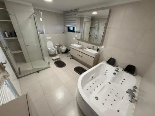 Apartament bloc NOU,4 camere,3 bai,2 terase,parcare privată