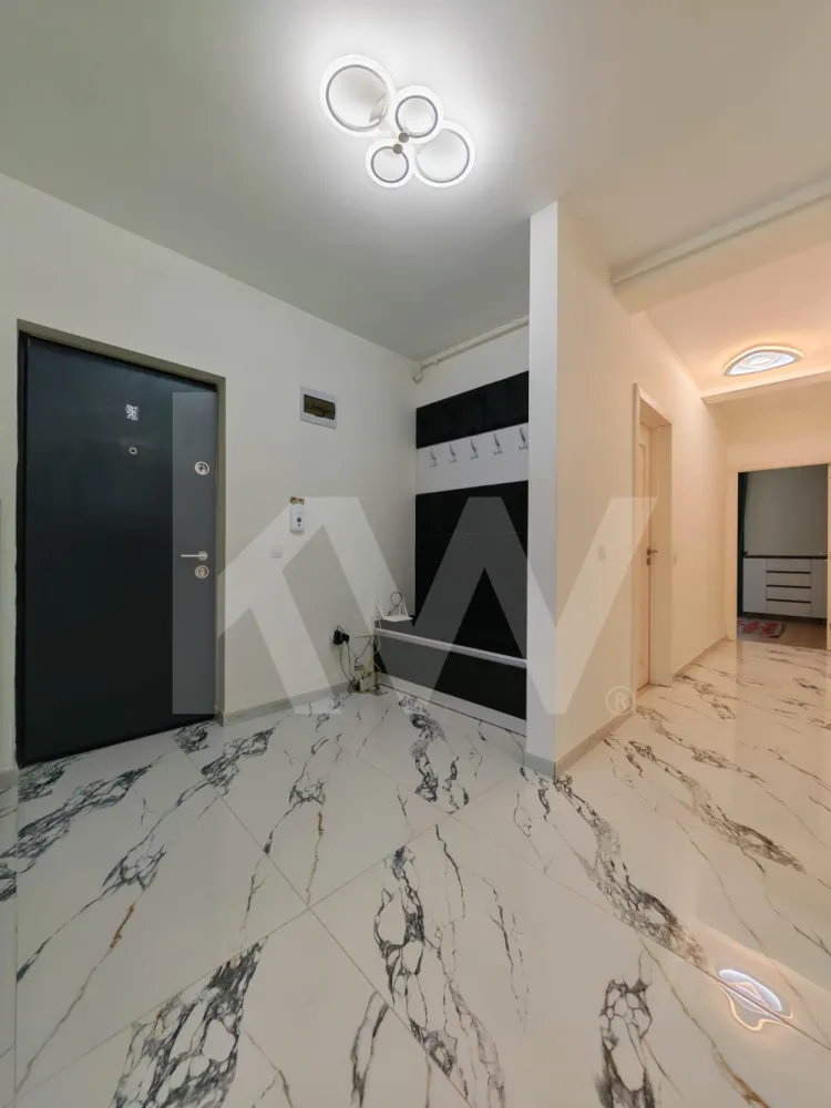 Apartament 3 camere, 2băi curte 86mp, parcare privată, zona Primarie, Selimbăr - Vă propunem spre vânzare un apartament cu 3 camere, complet decomandat, ce îmbină perfect confortul unei locuințe contemporane cu avantajele unei case. Cu o suprafață utilă generoasă de 75.40 mp și o curte/teren privat de 86 mp, această proprietate este ideală pentru o familie care își dorește spațiu, intimitate și un stil de viață modern.

Proprietatea a fost gândită pentru a oferi maximum de confort, zonele de zi fiind excelent optimizate:

Un living generos unit cu bucătăria și o zonă dedicată pentru locul de luat masa
2 dormitoare primitoare și liniștite, complet decomandate.
2 băi moderne (ideale pentru a evita aglomerația de dimineață).
Hol de acces spațios

Exterior și facilități incluse
Curte privată (86 mp): un spațiu exterior generos, perfect pentru amenajarea unui foișor, zonă de grătar, loc de joacă pentru copii sau un colț de relaxare verde.

Loc de parcare privat: Inclus în preț, poziționat astfel încât să ai mereu mașina în siguranță, fără grija căutării unui loc liber.

De ce să alegi acest apartament?
✔️ Design modern: Finisaje de calitate și o compartimentare excelentă.
✔️ Suprafață utilă optimă: 75.40 mp unde fiecare metru pătrat este valorificat.
✔️ Libertate în aer liber: Curtea de 86 mp îți oferă confortul unei case la curte.
✔️ Confort dublu: 2 băi și loc de parcare propriu.

Hai la vizionare!