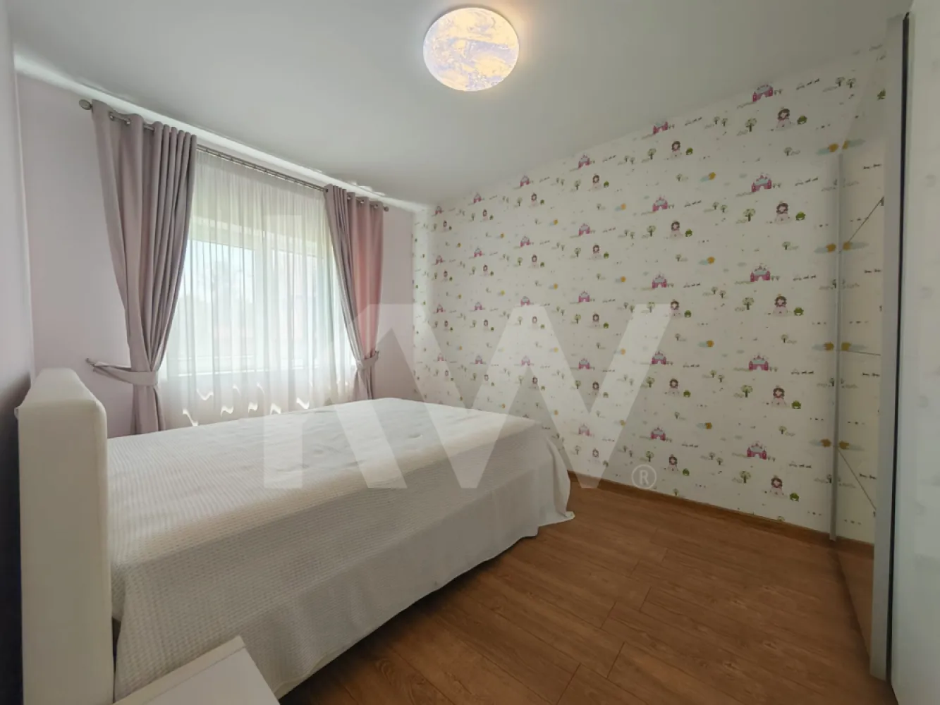 Apartament 3 camere, 2băi curte 86mp, parcare privată, zona Primarie, Selimbăr - Vă propunem spre vânzare un apartament cu 3 camere, complet decomandat, ce îmbină perfect confortul unei locuințe contemporane cu avantajele unei case. Cu o suprafață utilă generoasă de 75.40 mp și o curte/teren privat de 86 mp, această proprietate este ideală pentru o familie care își dorește spațiu, intimitate și un stil de viață modern.

Proprietatea a fost gândită pentru a oferi maximum de confort, zonele de zi fiind excelent optimizate:

Un living generos unit cu bucătăria și o zonă dedicată pentru locul de luat masa
2 dormitoare primitoare și liniștite, complet decomandate.
2 băi moderne (ideale pentru a evita aglomerația de dimineață).
Hol de acces spațios

Exterior și facilități incluse
Curte privată (86 mp): un spațiu exterior generos, perfect pentru amenajarea unui foișor, zonă de grătar, loc de joacă pentru copii sau un colț de relaxare verde.

Loc de parcare privat: Inclus în preț, poziționat astfel încât să ai mereu mașina în siguranță, fără grija căutării unui loc liber.

De ce să alegi acest apartament?
✔️ Design modern: Finisaje de calitate și o compartimentare excelentă.
✔️ Suprafață utilă optimă: 75.40 mp unde fiecare metru pătrat este valorificat.
✔️ Libertate în aer liber: Curtea de 86 mp îți oferă confortul unei case la curte.
✔️ Confort dublu: 2 băi și loc de parcare propriu.

Hai la vizionare!
