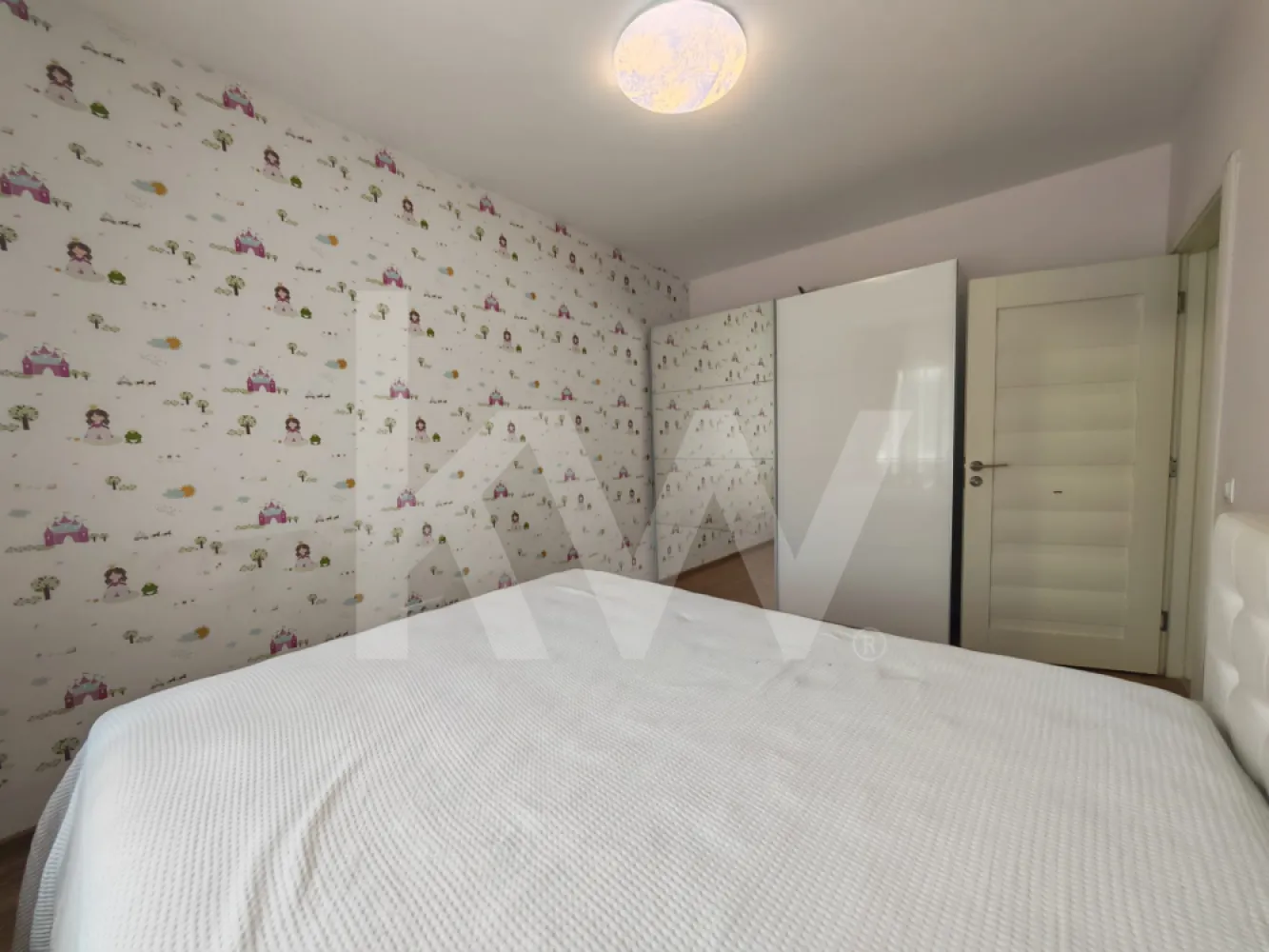 Apartament 3 camere, 2băi curte 86mp, parcare privată, zona Primarie, Selimbăr - Vă propunem spre vânzare un apartament cu 3 camere, complet decomandat, ce îmbină perfect confortul unei locuințe contemporane cu avantajele unei case. Cu o suprafață utilă generoasă de 75.40 mp și o curte/teren privat de 86 mp, această proprietate este ideală pentru o familie care își dorește spațiu, intimitate și un stil de viață modern.

Proprietatea a fost gândită pentru a oferi maximum de confort, zonele de zi fiind excelent optimizate:

Un living generos unit cu bucătăria și o zonă dedicată pentru locul de luat masa
2 dormitoare primitoare și liniștite, complet decomandate.
2 băi moderne (ideale pentru a evita aglomerația de dimineață).
Hol de acces spațios

Exterior și facilități incluse
Curte privată (86 mp): un spațiu exterior generos, perfect pentru amenajarea unui foișor, zonă de grătar, loc de joacă pentru copii sau un colț de relaxare verde.

Loc de parcare privat: Inclus în preț, poziționat astfel încât să ai mereu mașina în siguranță, fără grija căutării unui loc liber.

De ce să alegi acest apartament?
✔️ Design modern: Finisaje de calitate și o compartimentare excelentă.
✔️ Suprafață utilă optimă: 75.40 mp unde fiecare metru pătrat este valorificat.
✔️ Libertate în aer liber: Curtea de 86 mp îți oferă confortul unei case la curte.
✔️ Confort dublu: 2 băi și loc de parcare propriu.

Hai la vizionare!